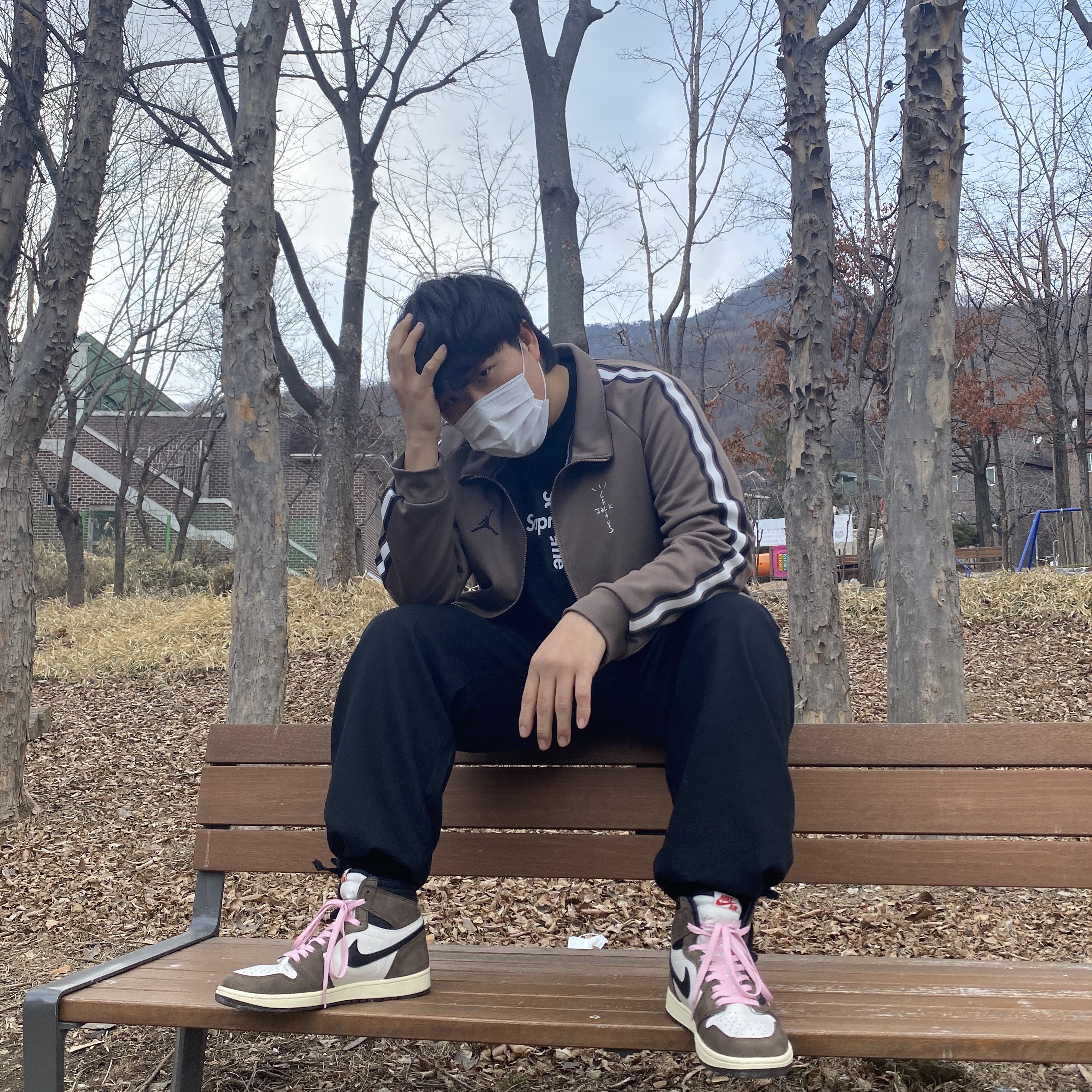 Jordan 1 x Travis Scott Retro High OG SP Mocha, Jordan x Travis Scott MJ Track Jacket 착용 스타일