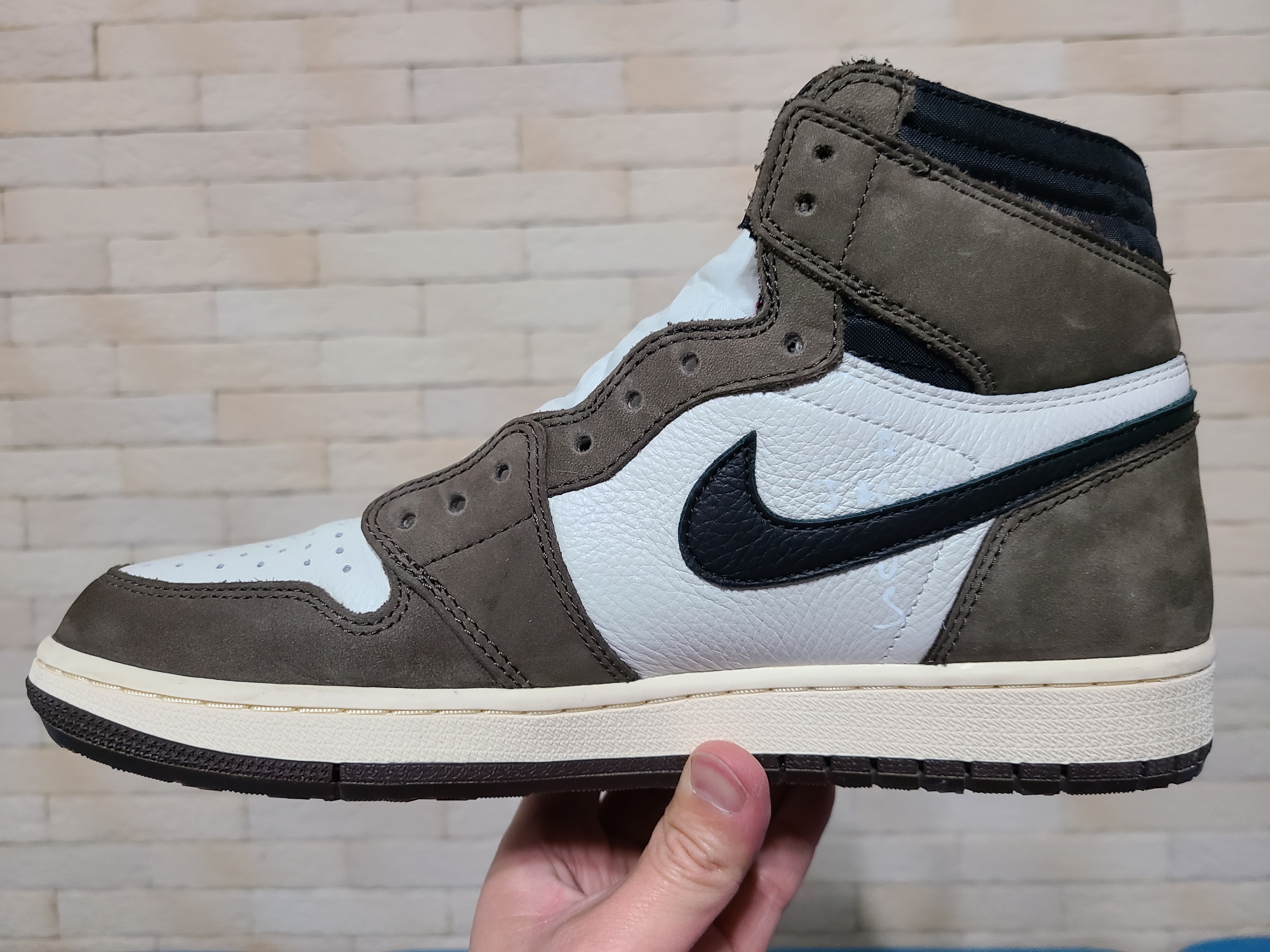 Nike x Sacai VaporWaffle String & Black Villain Red, Jordan 1 x Travis Scott Retro High OG SP Mocha 착용 스타일 - 3
