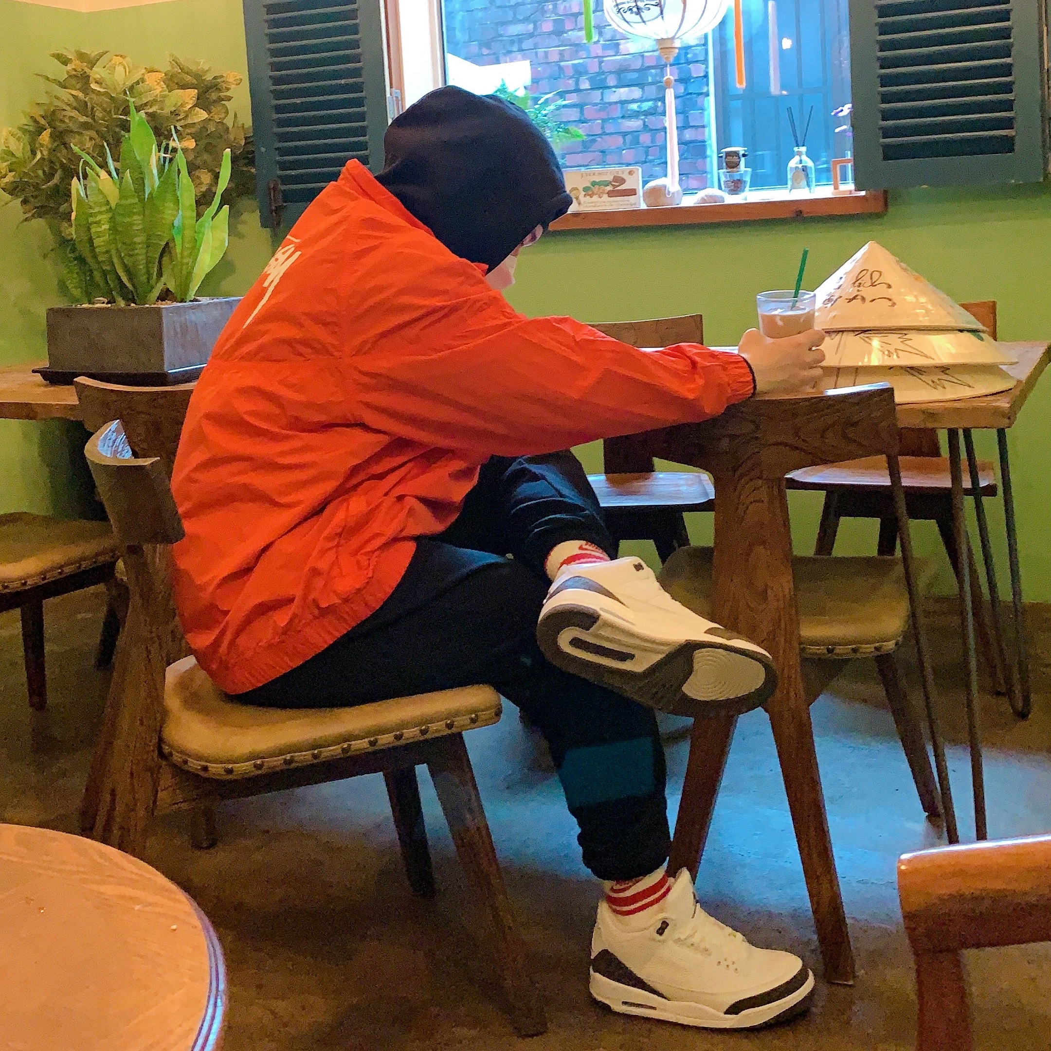 Nike x Stussy Windrunner Jacket Habanero Red, Jordan 3 Retro Mocha 2018 착용 스타일