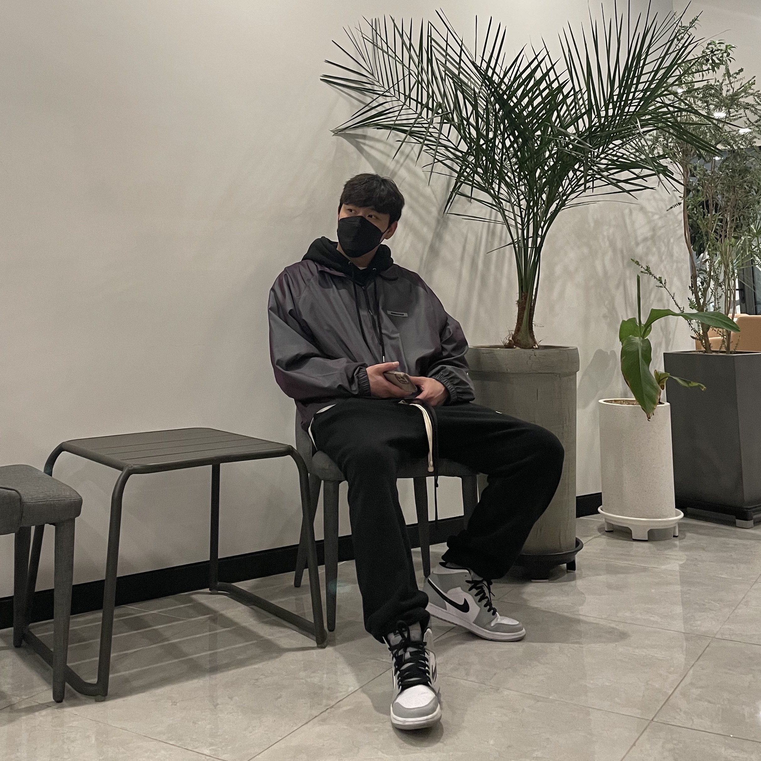 Essentials Track Jacket Iridescent - 20SS, Jordan 1 Mid Light Smoke Grey 착용 스타일