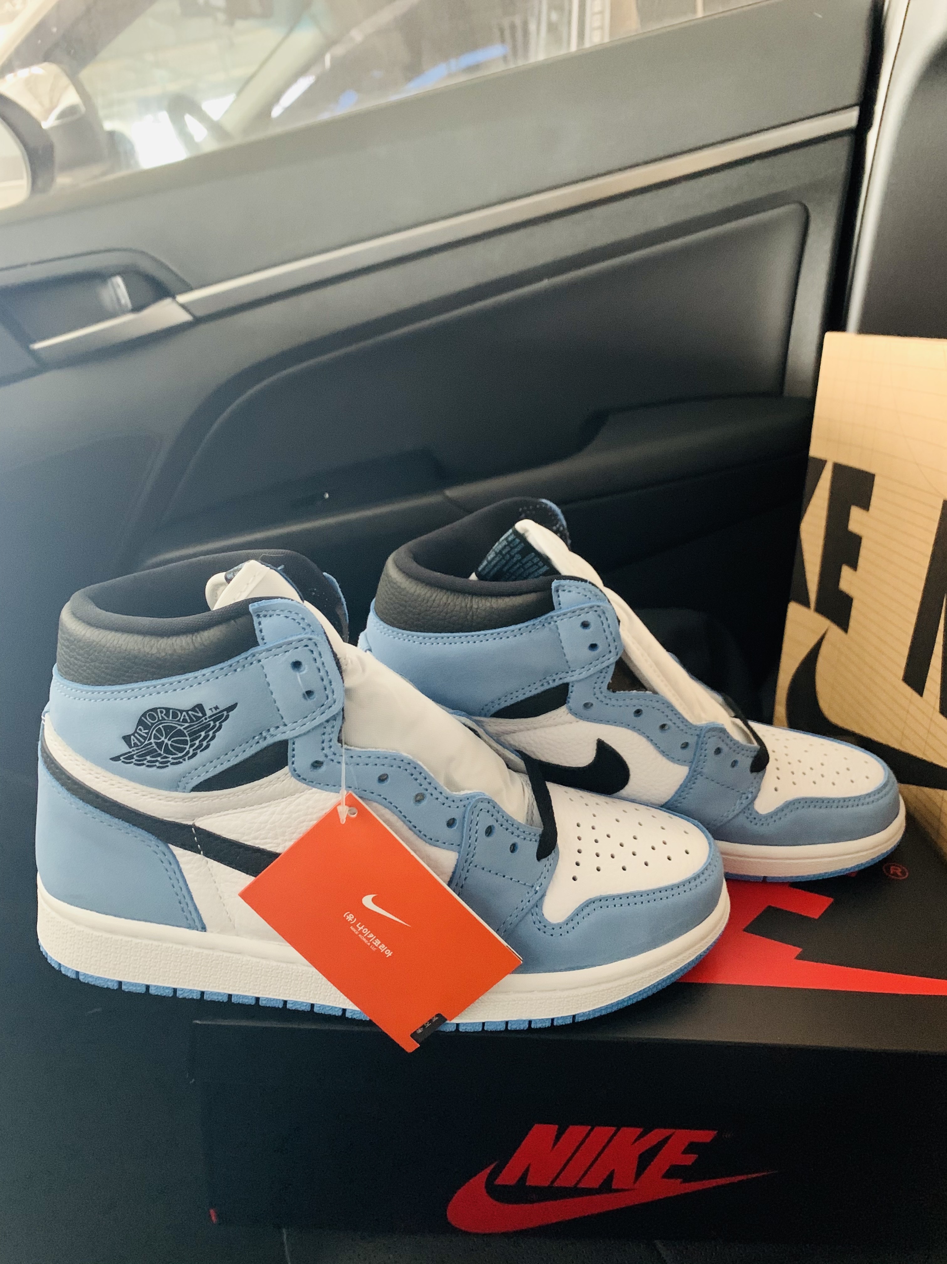 Jordan 1 Retro High OG University Blue 착용 스타일 - 3