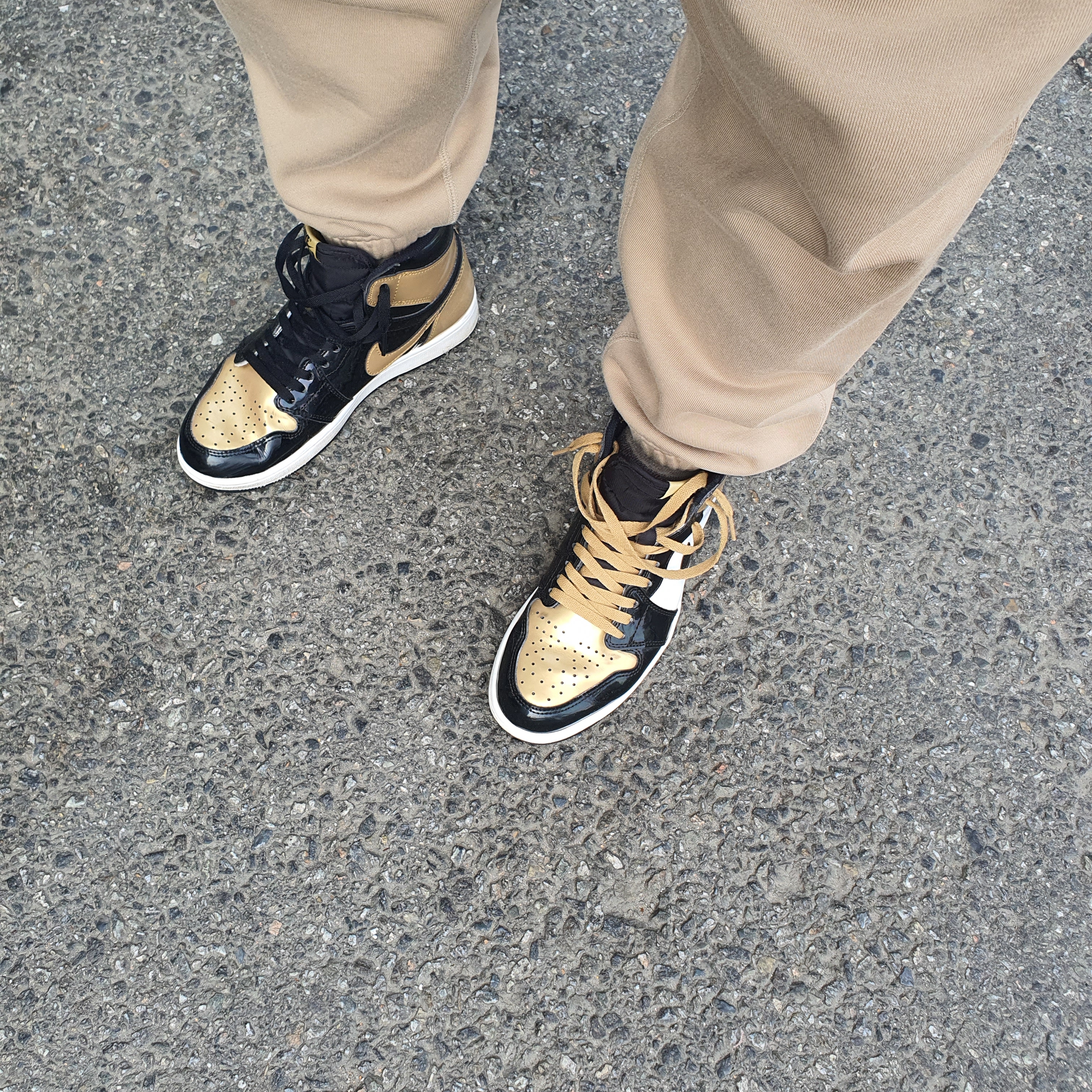 Nike NRG Solo Swoosh Fleece Pants Khaki - Asia, Jordan 1 Retro High NRG Patent Gold Toe 착용 스타일 - 1