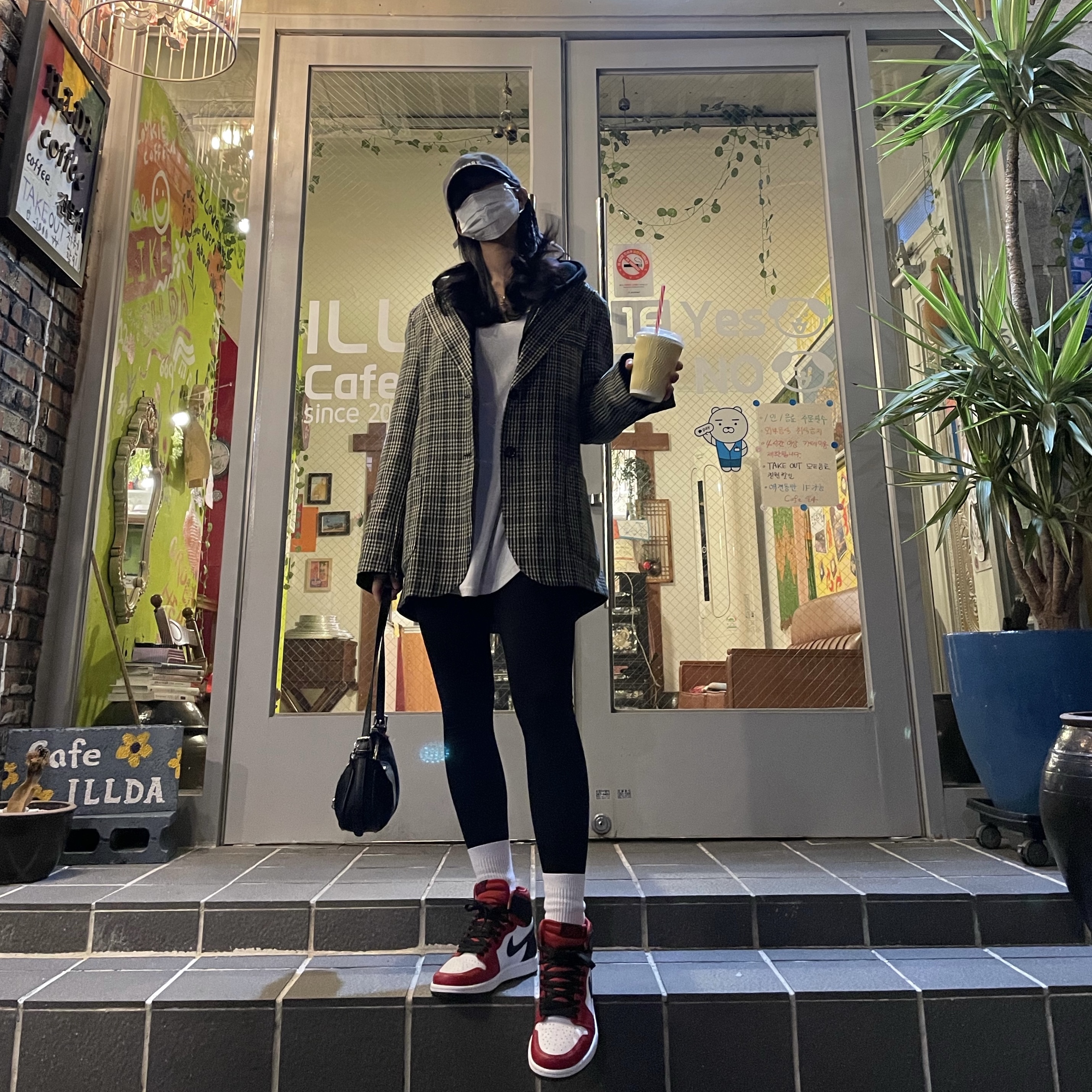 (W) Jordan 1 Retro High Satin Red 착용 스타일 - 2
