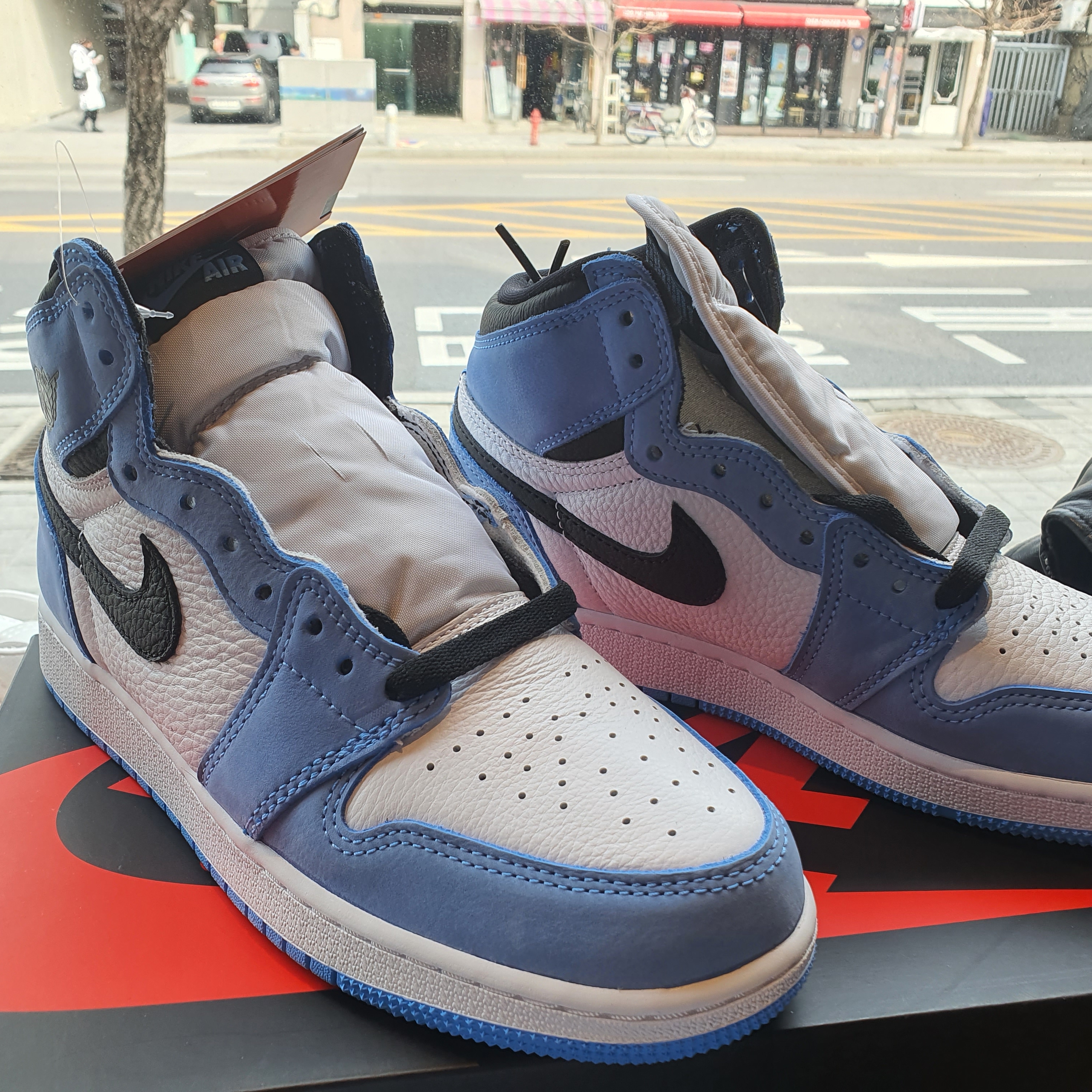 (GS) Jordan 1 Retro High OG University Blue 착용 스타일 - 3