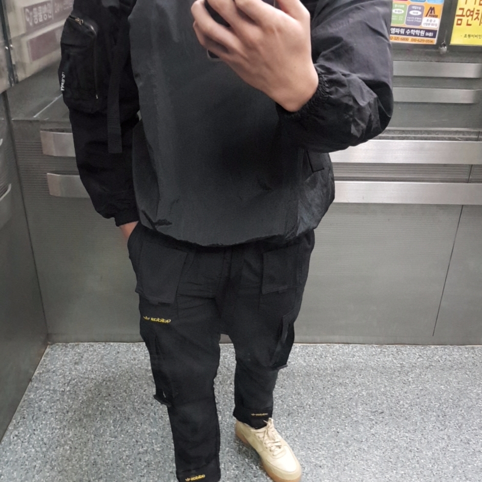 Nike Air Force 1 Low Gore-Tex Team Gold Khaki 착용 스타일 - 1