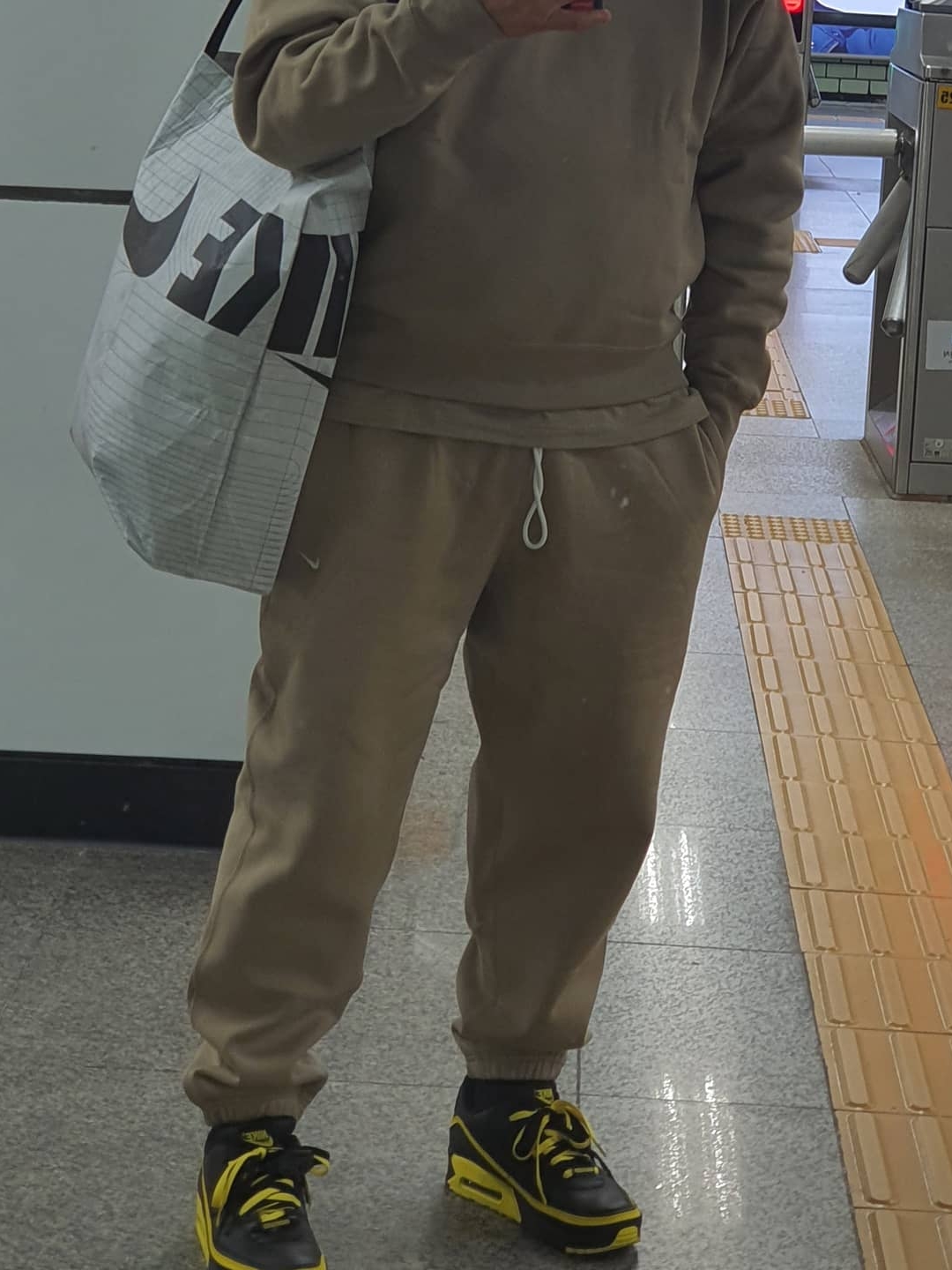 Nike x Undefeated Air Max 90 Black Optic Yellow, Nike NRG Solo Swoosh Fleece Pants Khaki - Asia 착용 스타일 - 2