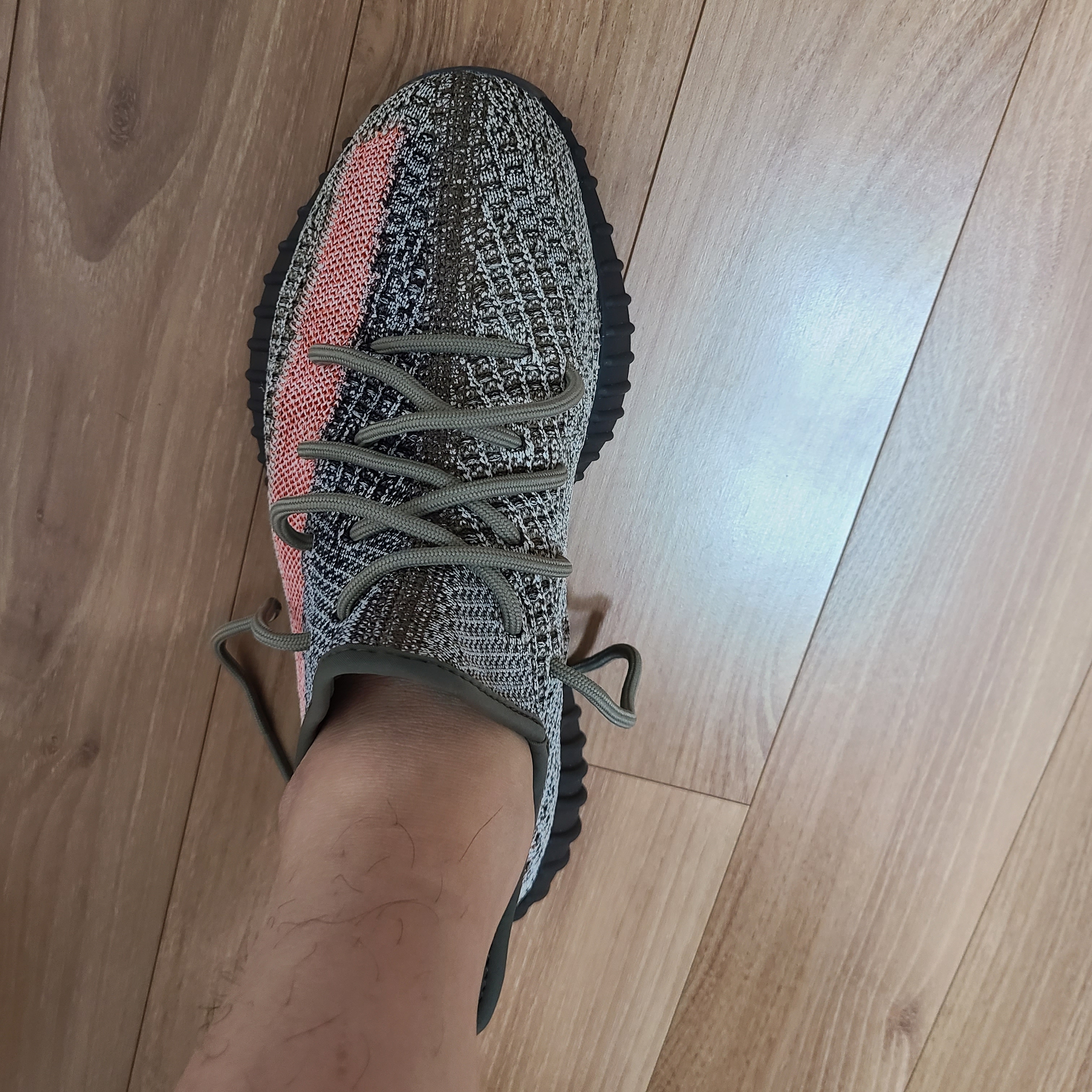 Adidas Yeezy Boost 350 V2 Ash Stone 착용 스타일