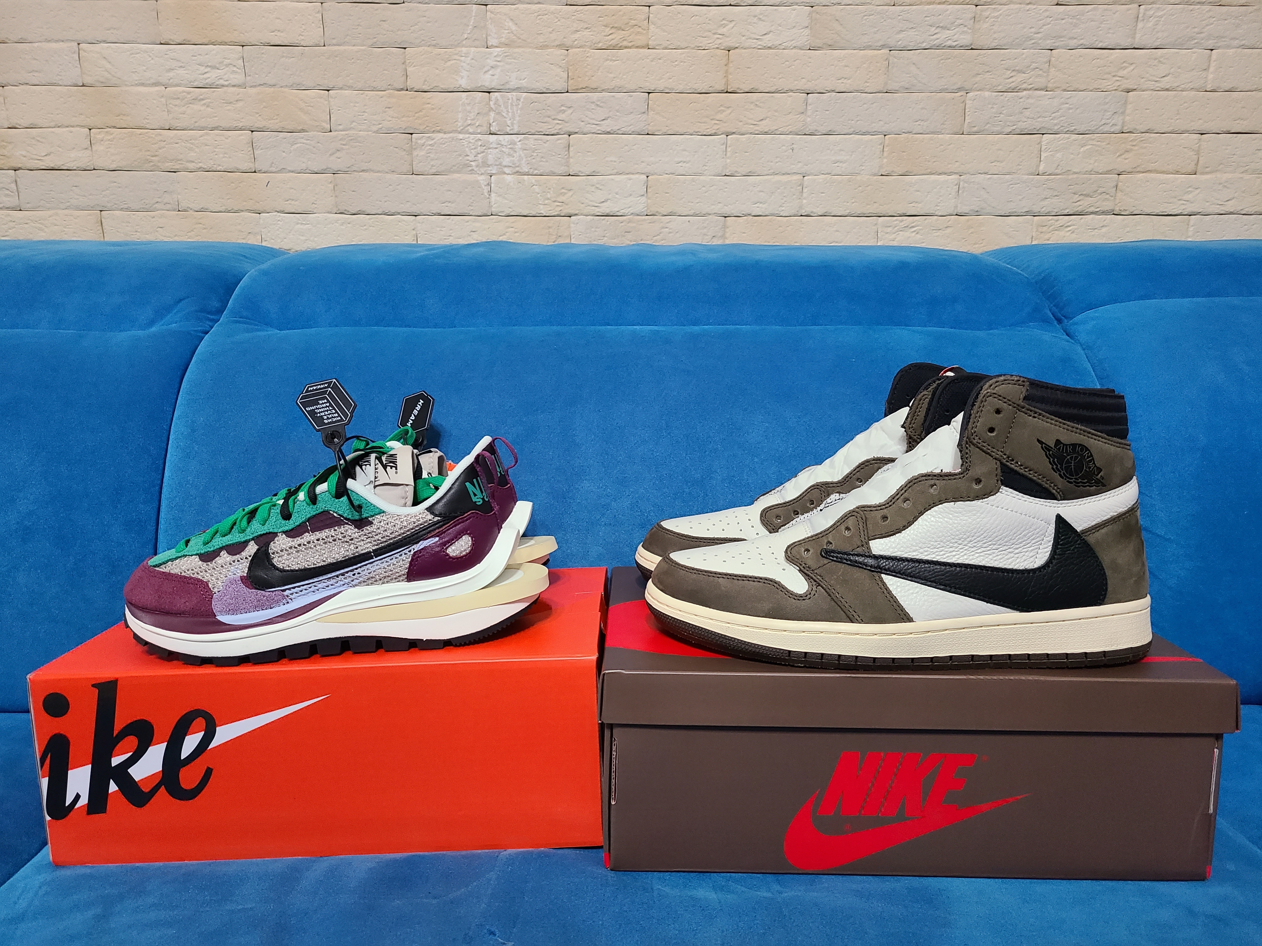 Nike x Sacai VaporWaffle String & Black Villain Red, Jordan 1 x Travis Scott Retro High OG SP Mocha 착용 스타일 - 1