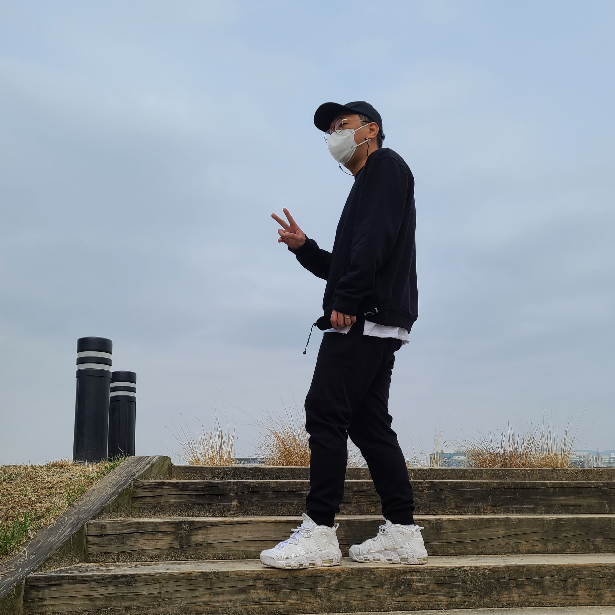 Nike Air More Uptempo Triple White 착용 스타일