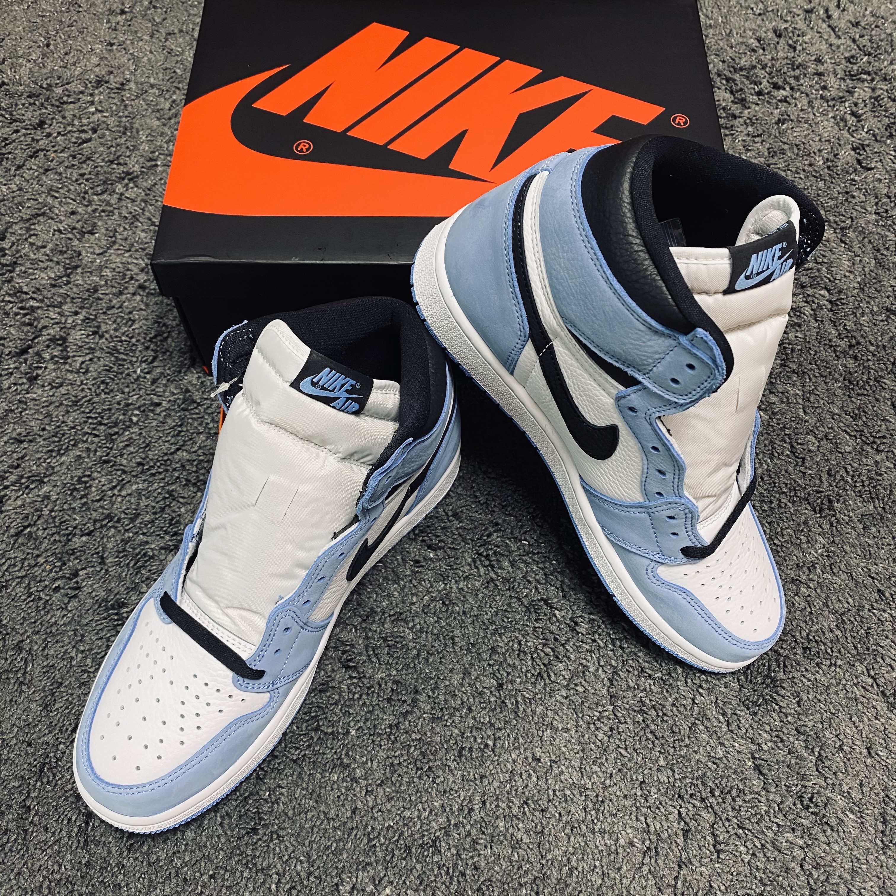 Jordan 1 Retro High OG University Blue 착용 스타일