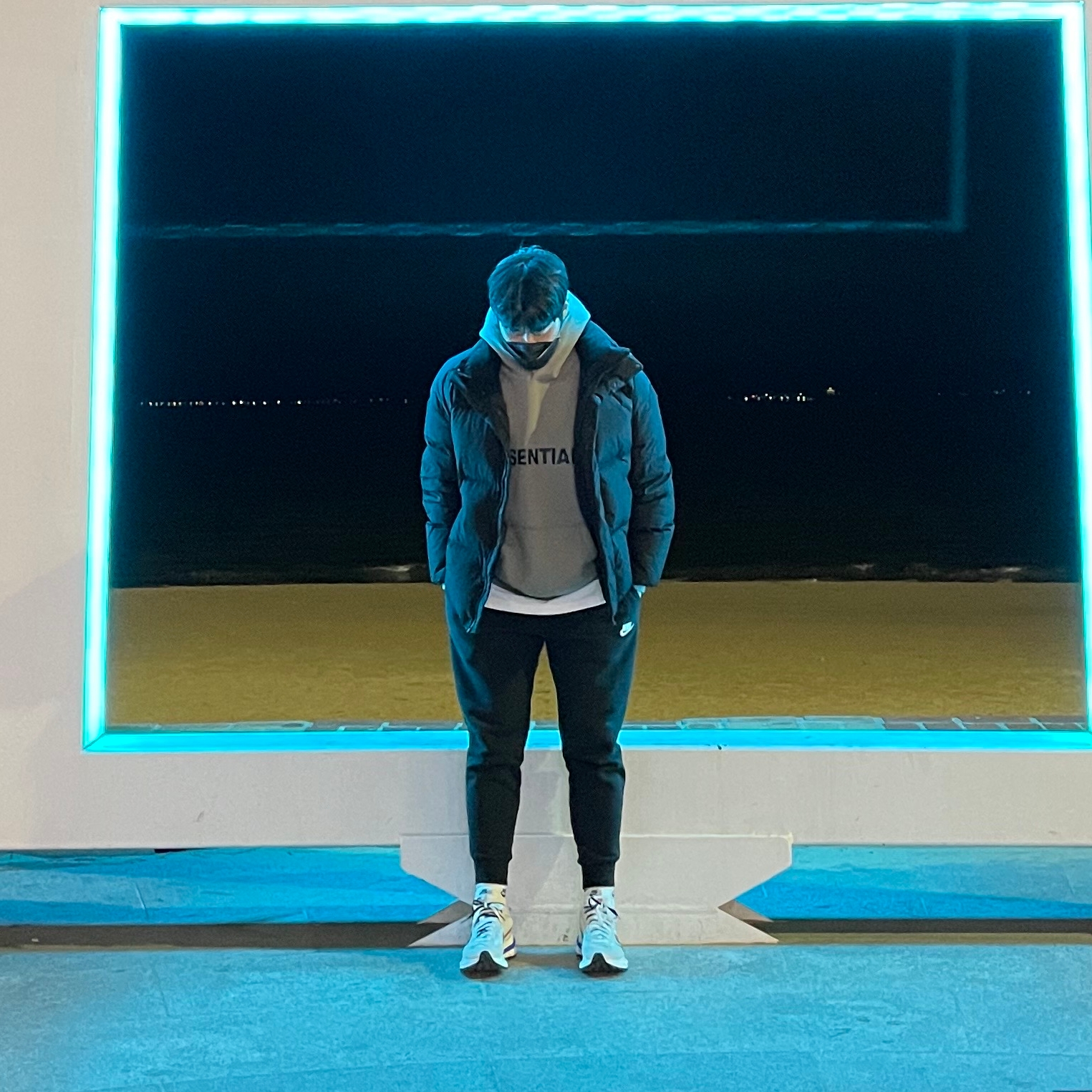 Essentials 3D Silicon Applique Pullover Hoodie Cement - 20FW, Nike x Sacai VaporWaffle Royal Fuchsia 착용 스타일