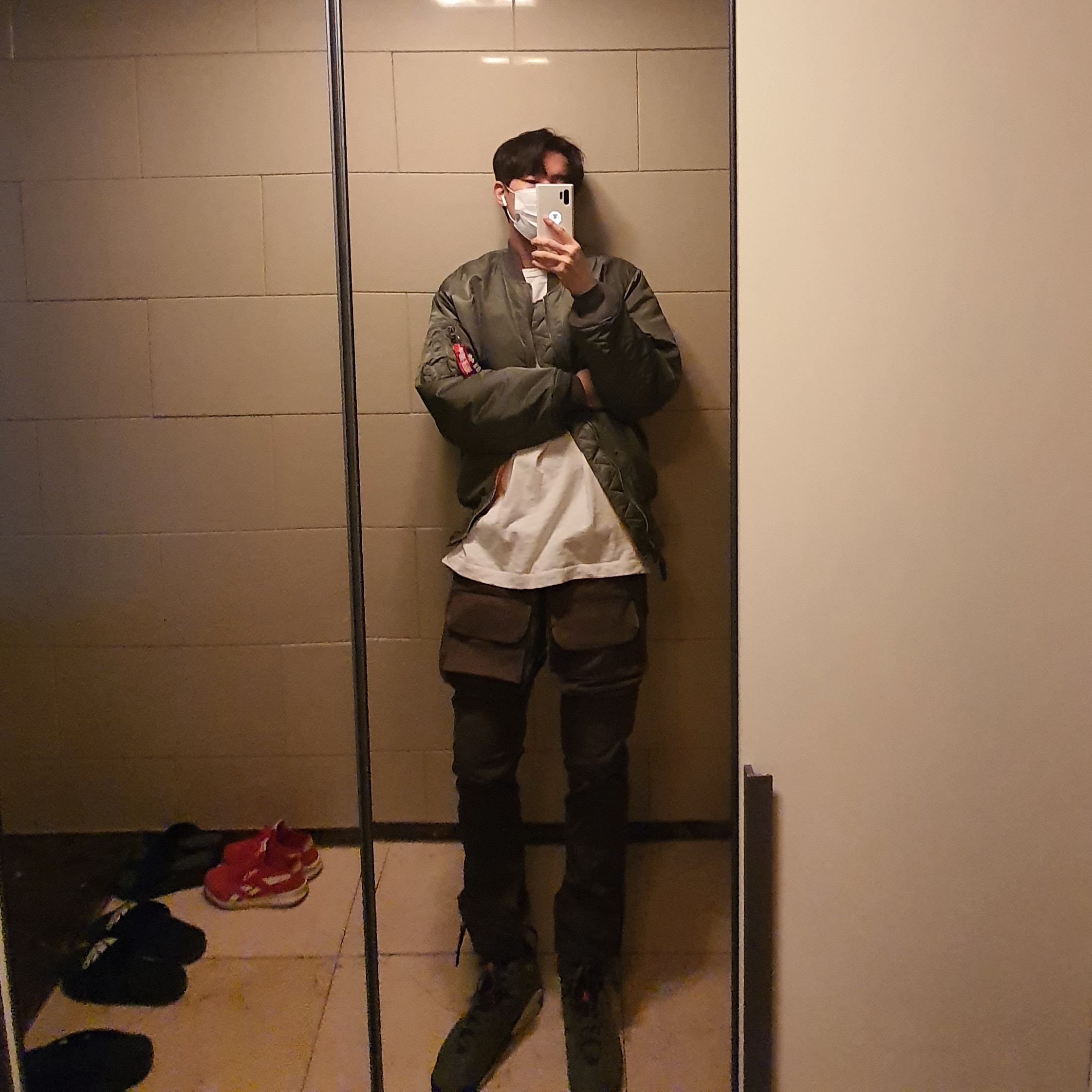 Jordan 6 x Travis Scott Retro Olive 착용 스타일 - 2