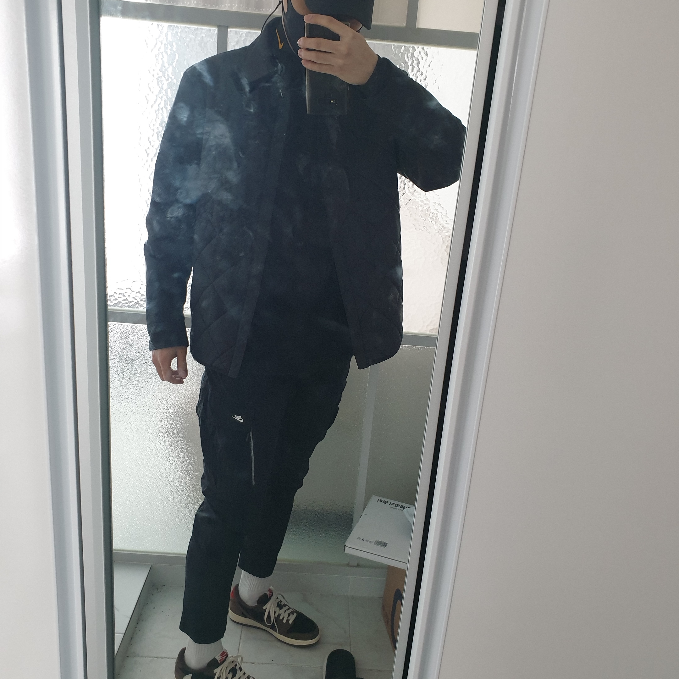 Jordan 1 x Travis Scott Retro Low OG SP Mocha, Nike x Drake Nocta Essential Mock Neck Black - US/EU 착용 스타일