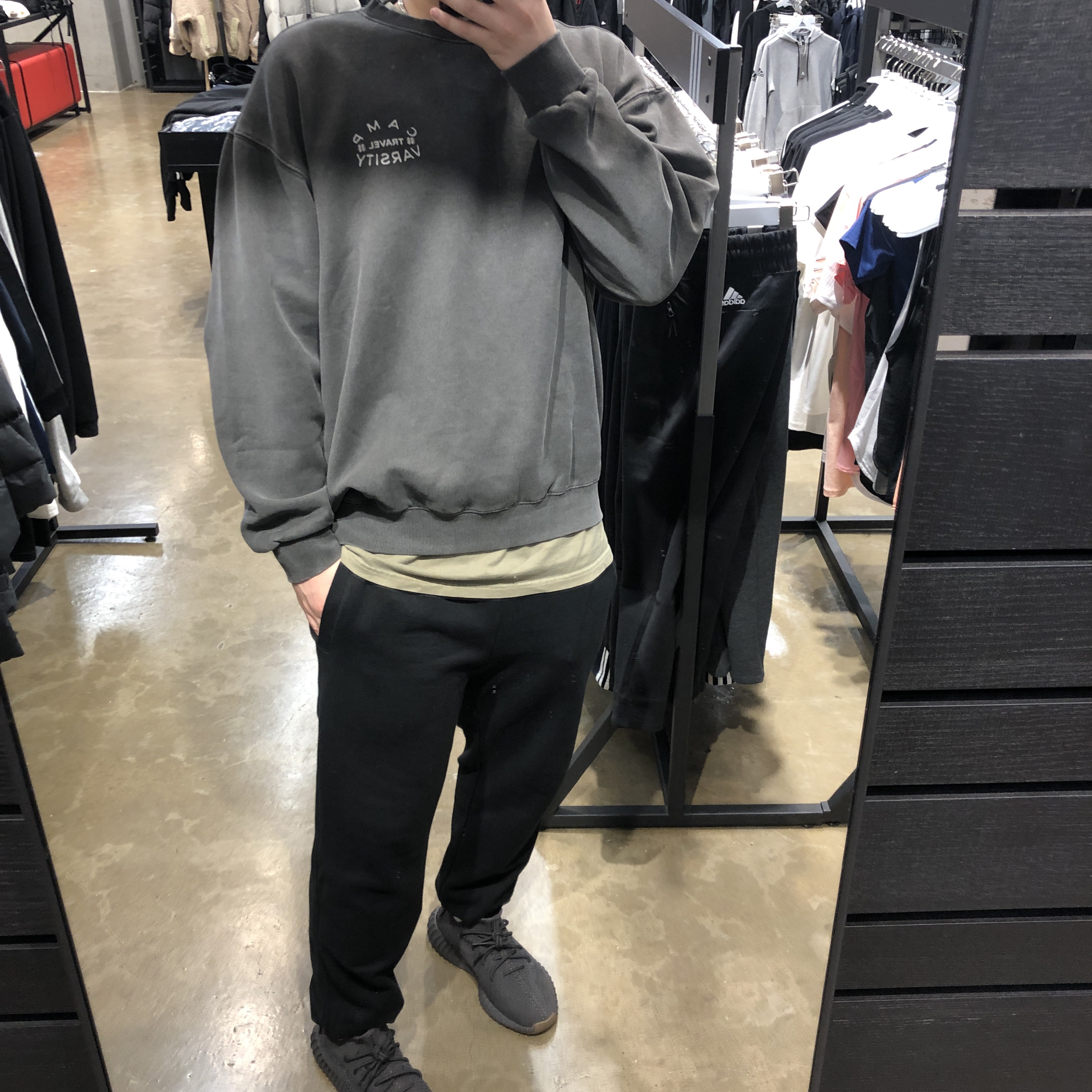 Adidas Yeezy Boost 350 V2 Cinder 착용 스타일