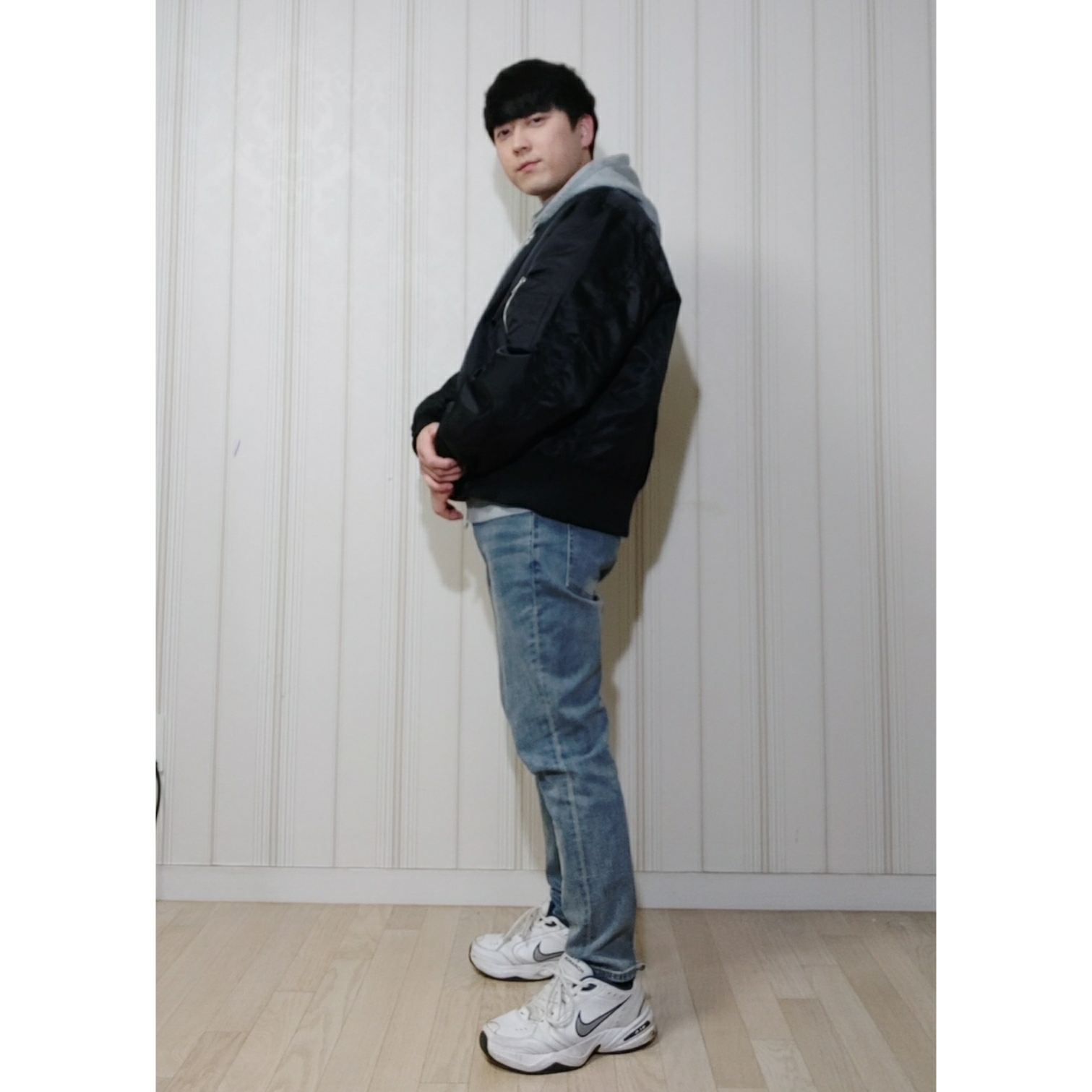 Nike Air Monarch IV White Navy 착용 스타일 - 1