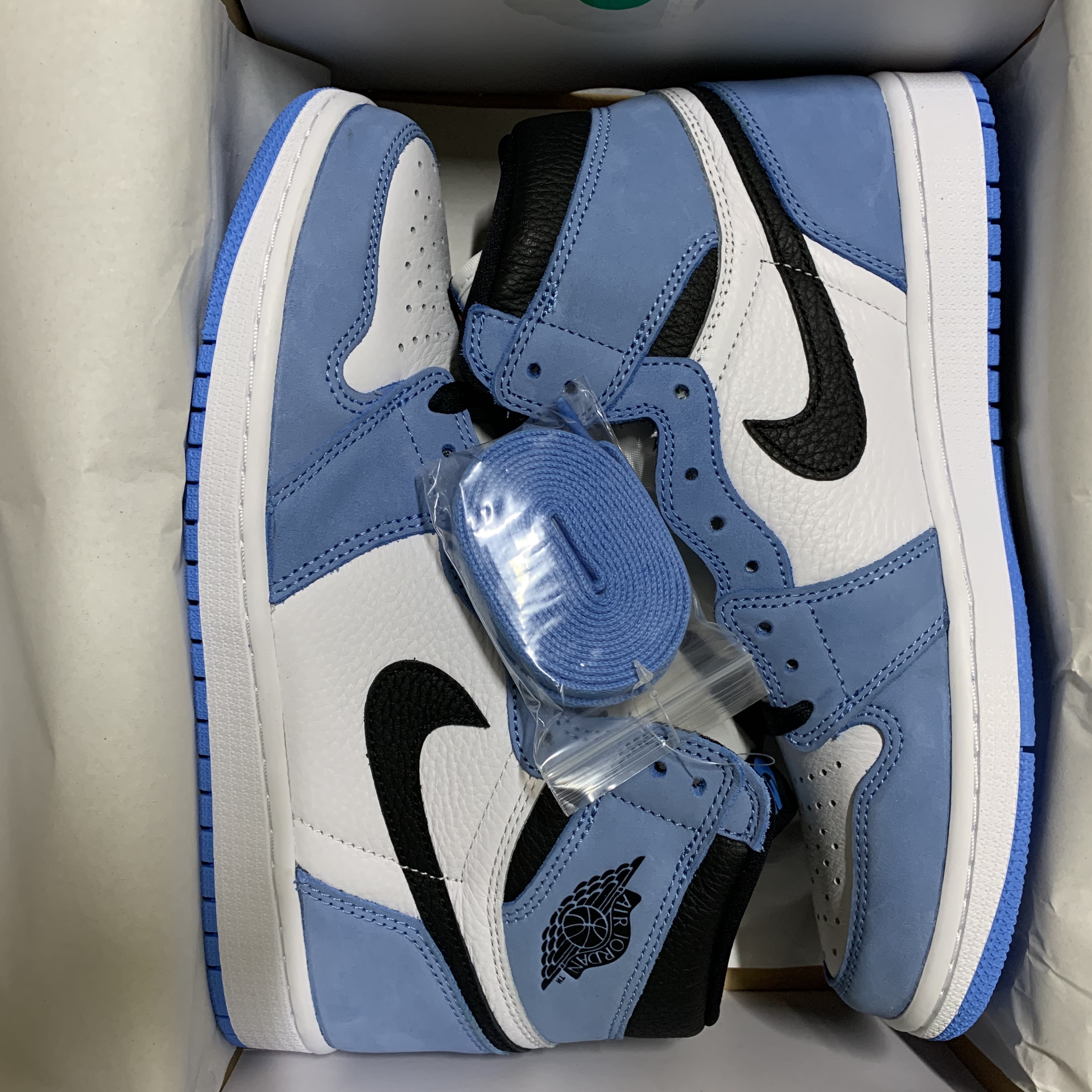 Jordan 1 Retro High OG University Blue 착용 스타일 - 2