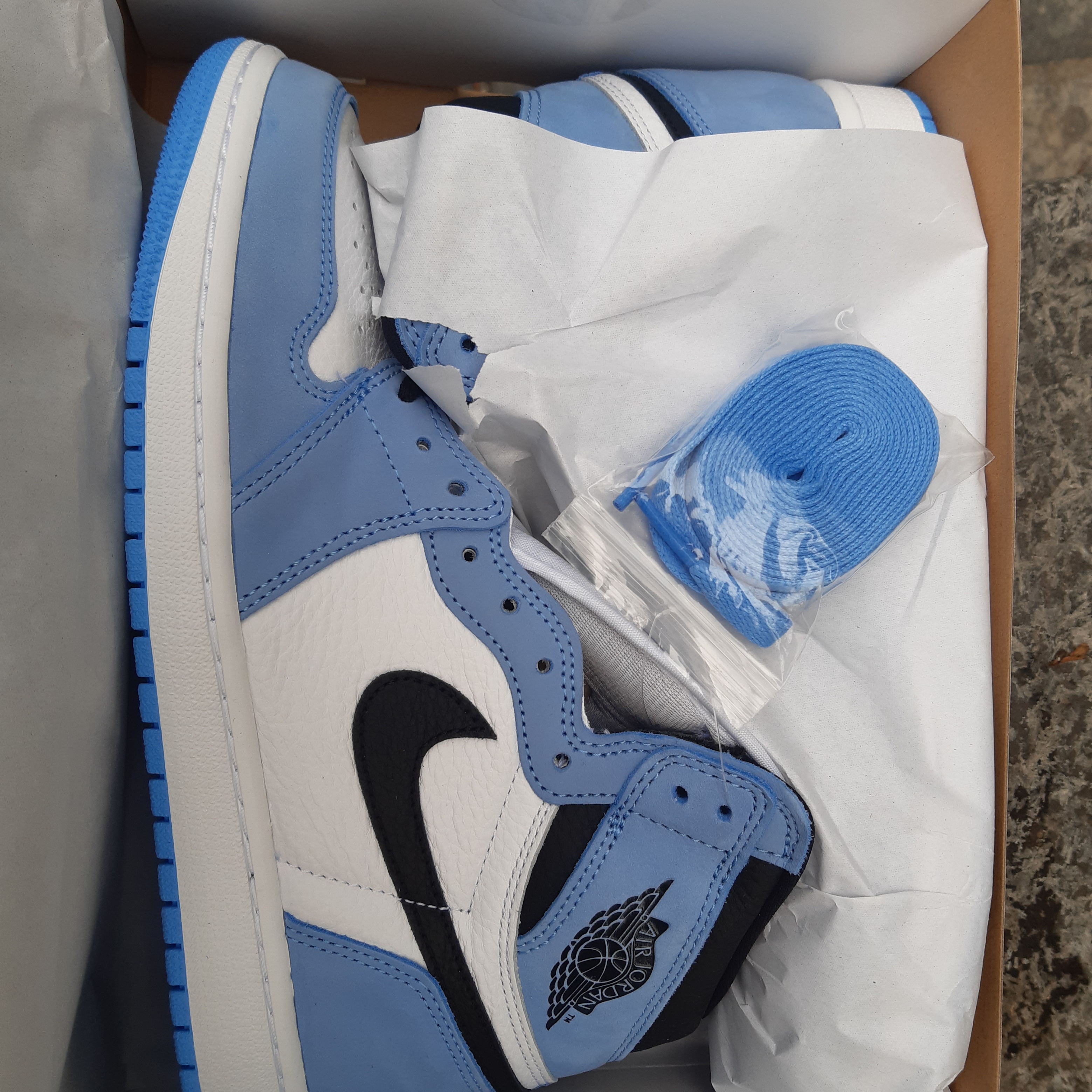 Jordan 1 Retro High OG University Blue 착용 스타일