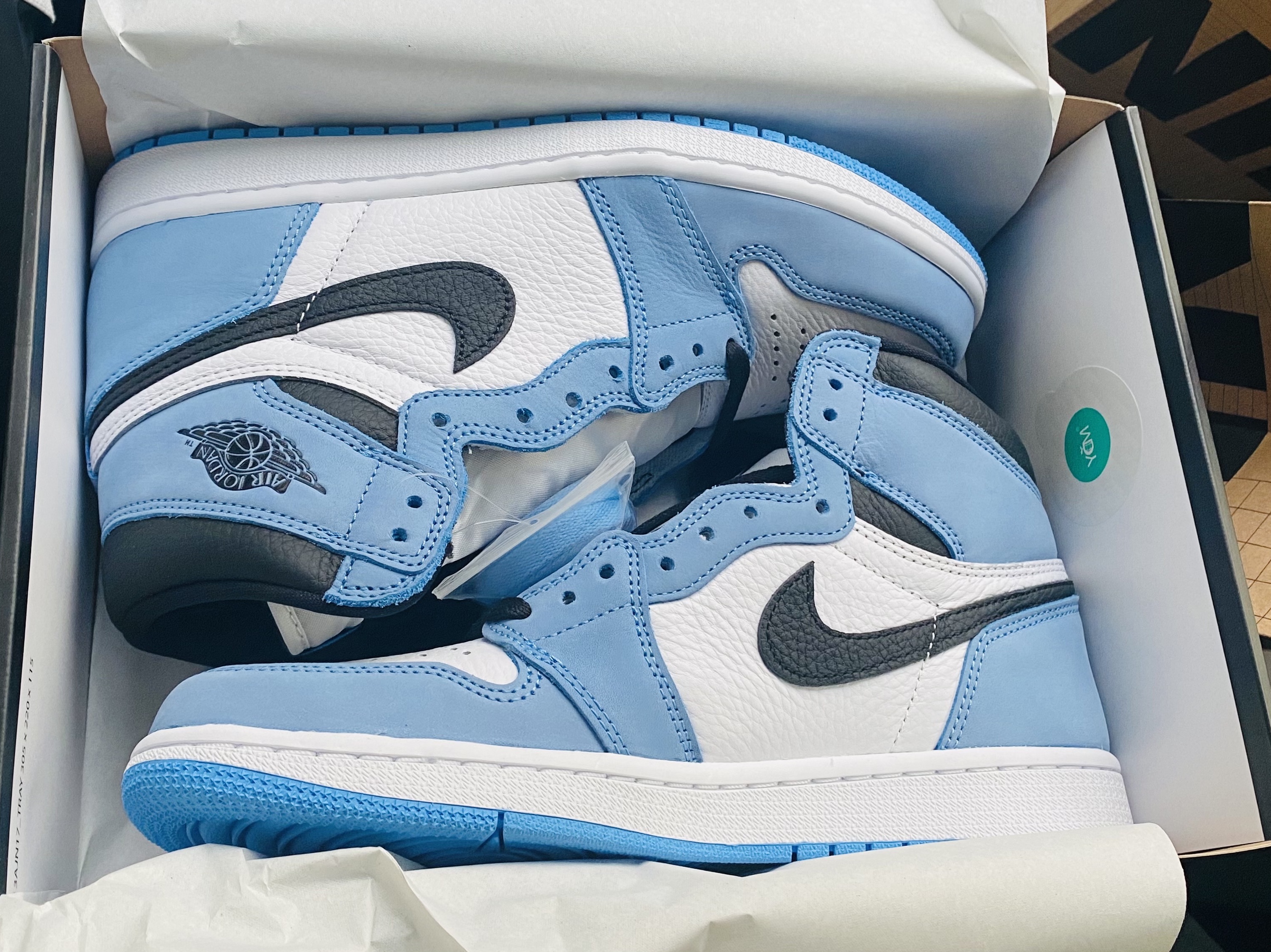 Jordan 1 Retro High OG University Blue 착용 스타일 - 3