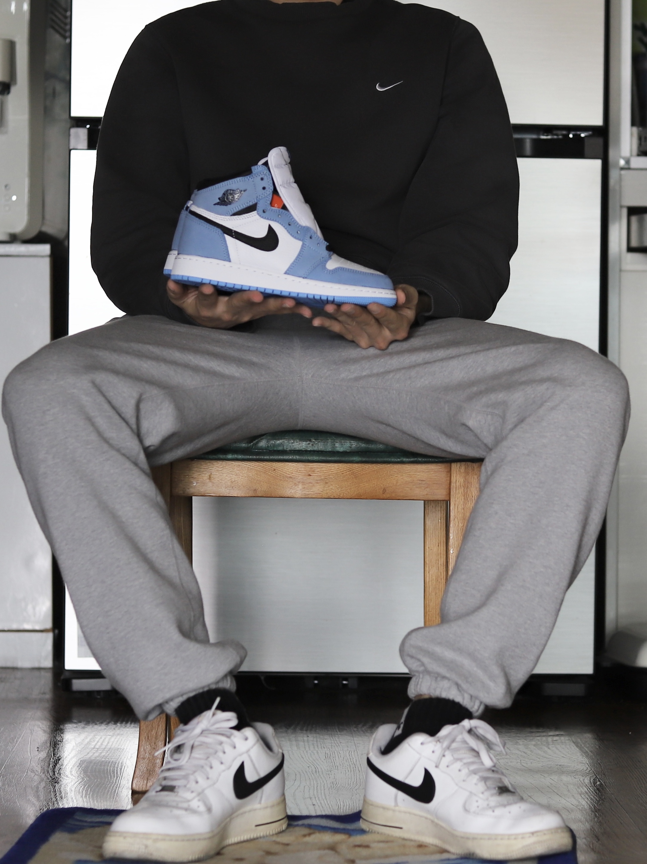 Jordan 1 Retro High OG University Blue, (GS) Nike Air Force 1 '07 AN20 White Black 착용 스타일