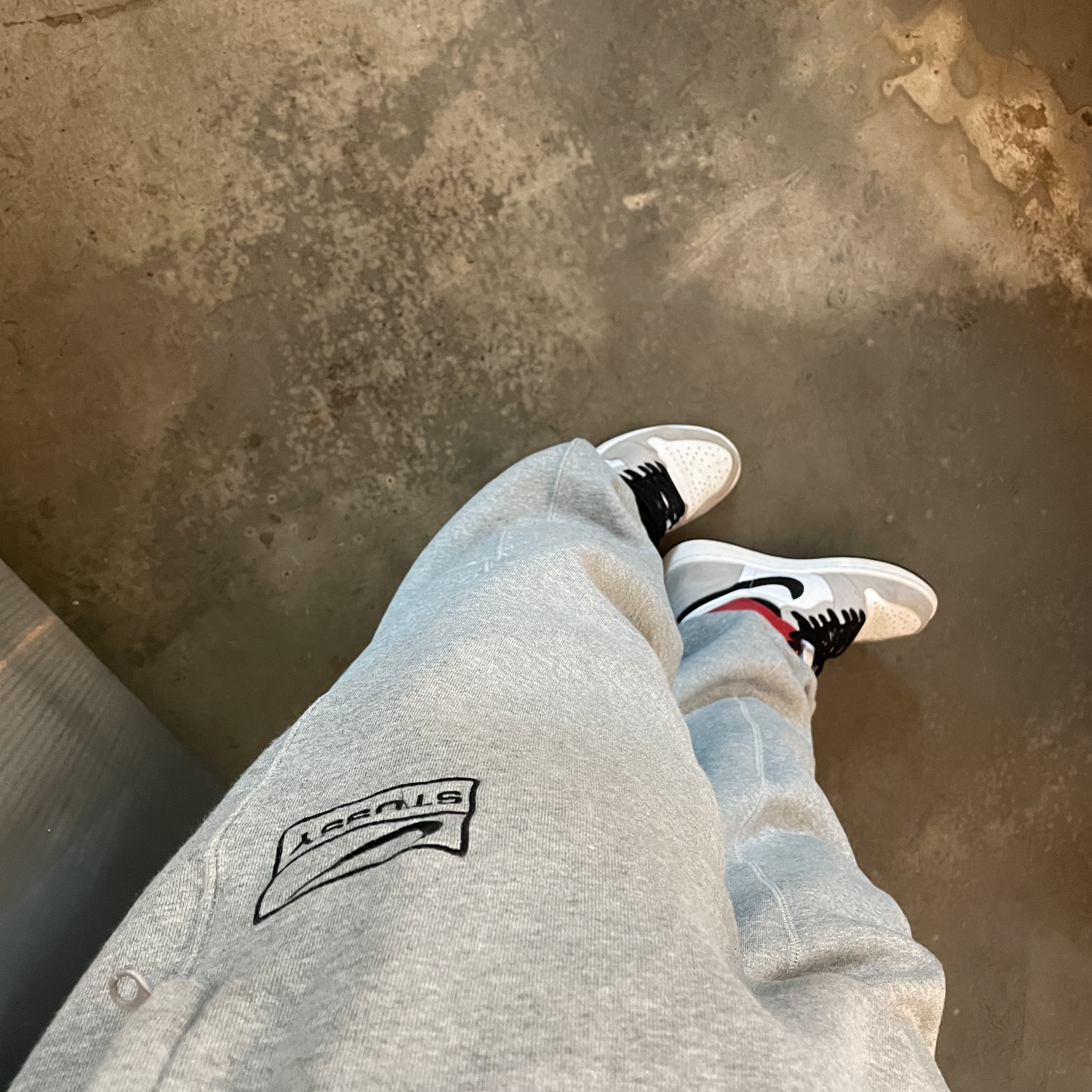 Jordan 1 Retro High OG Light Smoke Grey, Nike x Stussy NRG BR Fleece Pants Grey 착용 스타일