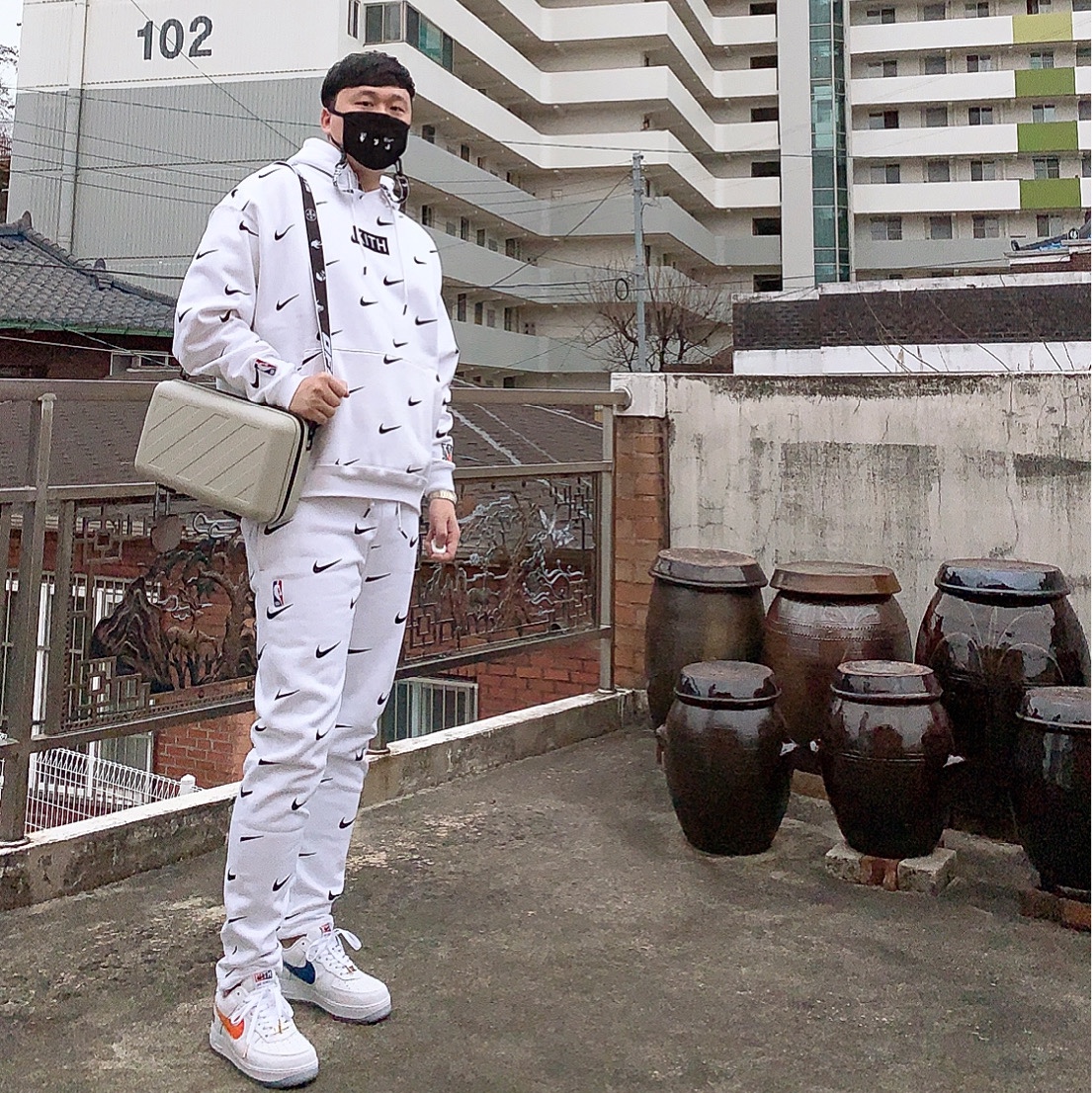 Nike x Kith Air Force 1 Low NYC White, Nike x Kith New York Knicks AOP Hoodie White 착용 스타일 - 2