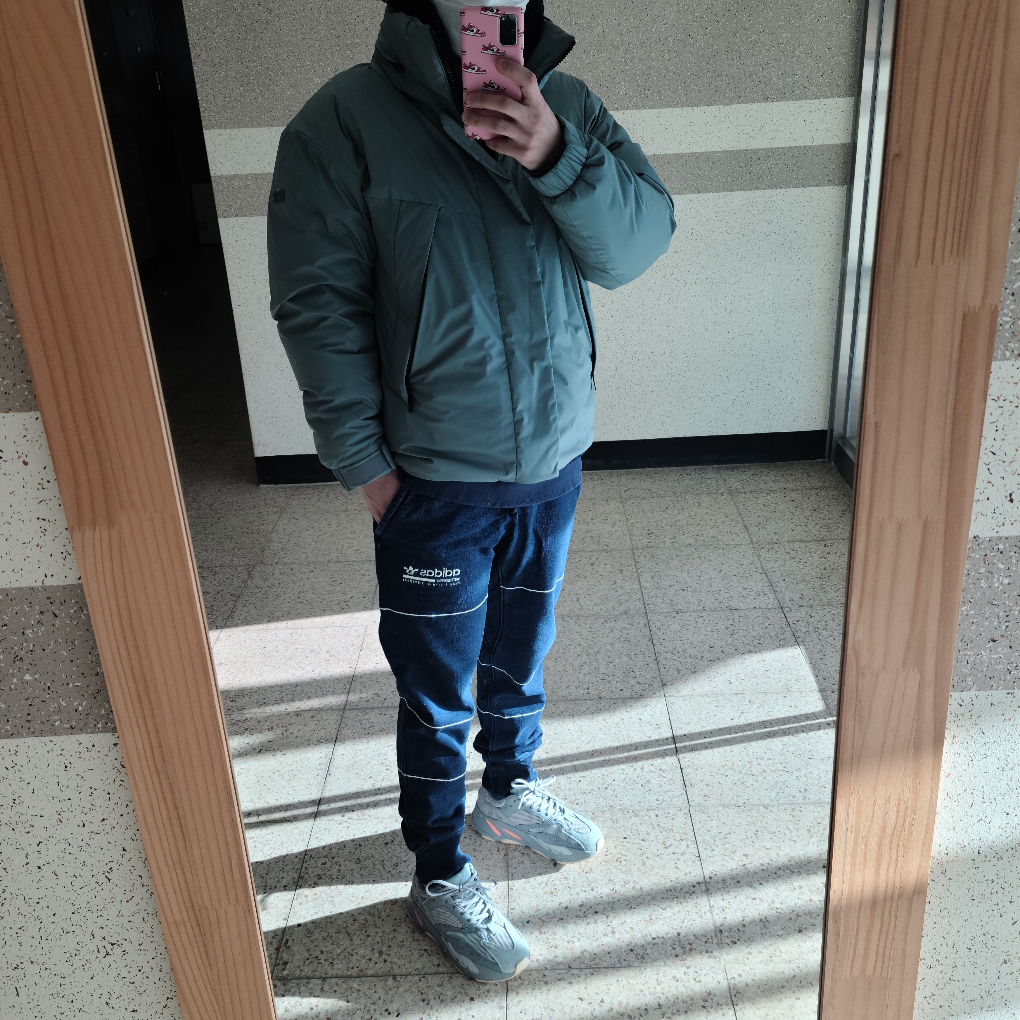 Adidas Yeezy Boost 700 Inertia 착용 스타일