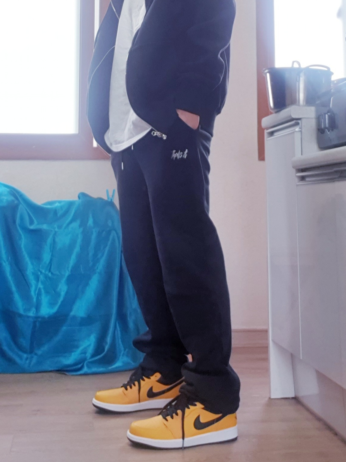 Jordan 1 Low University Gold Black 착용 스타일