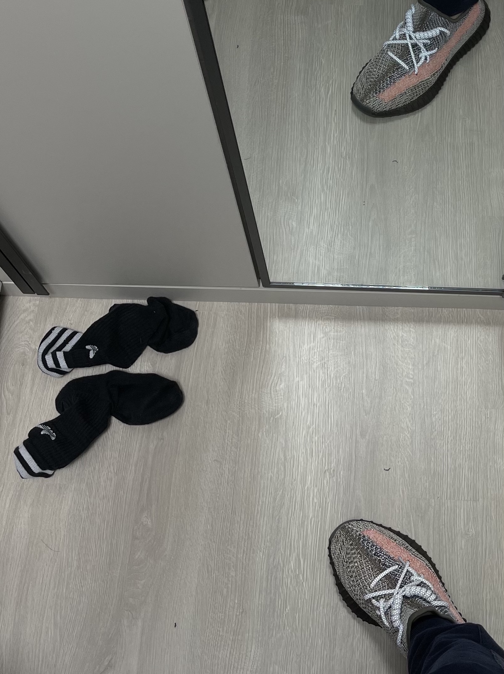 Adidas Yeezy Boost 350 V2 Ash Stone 착용 스타일