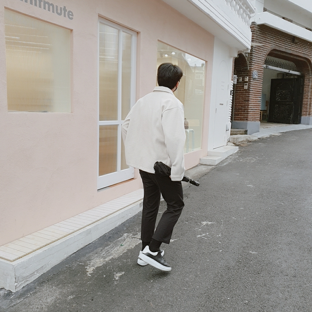 Alexander McQueen Oversized Sneakers Black White 착용 스타일