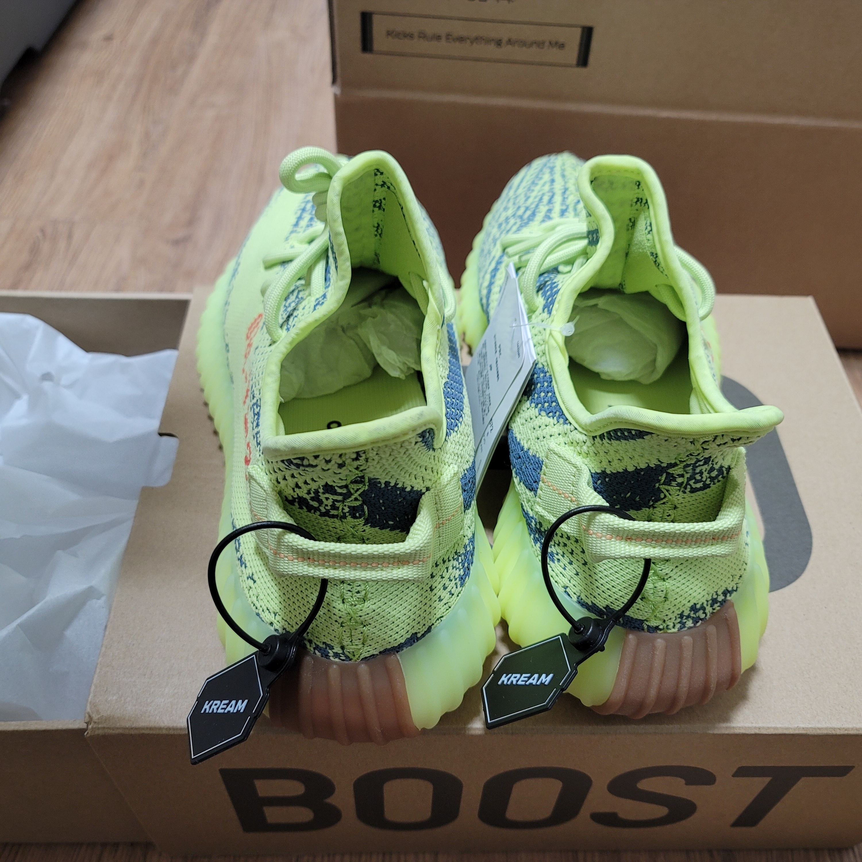 Adidas Yeezy Boost 350 V2 Semi Frozen Yellow 착용 스타일 - 1