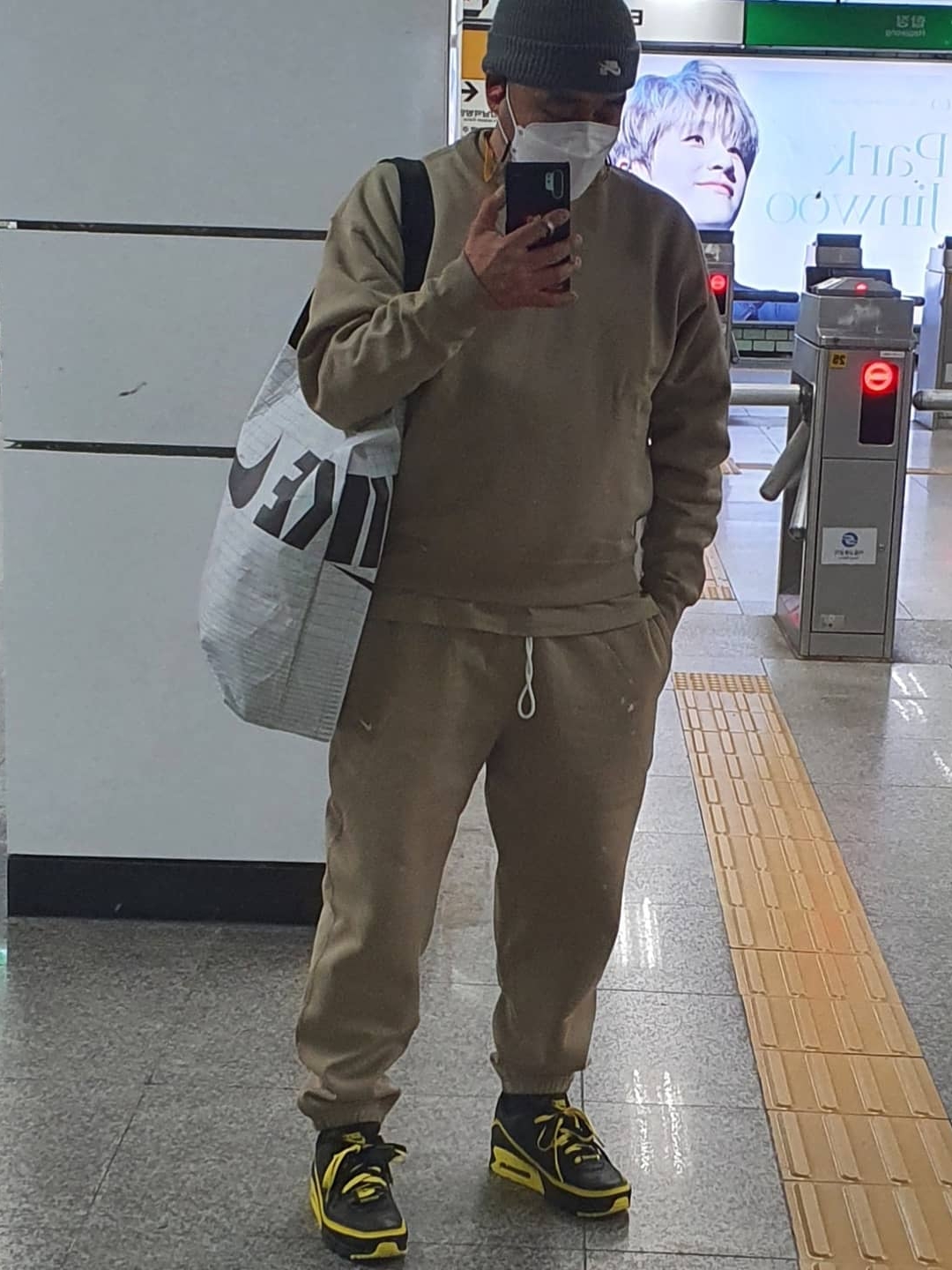 Nike x Undefeated Air Max 90 Black Optic Yellow, Nike NRG Solo Swoosh Fleece Pants Khaki - Asia 착용 스타일 - 1