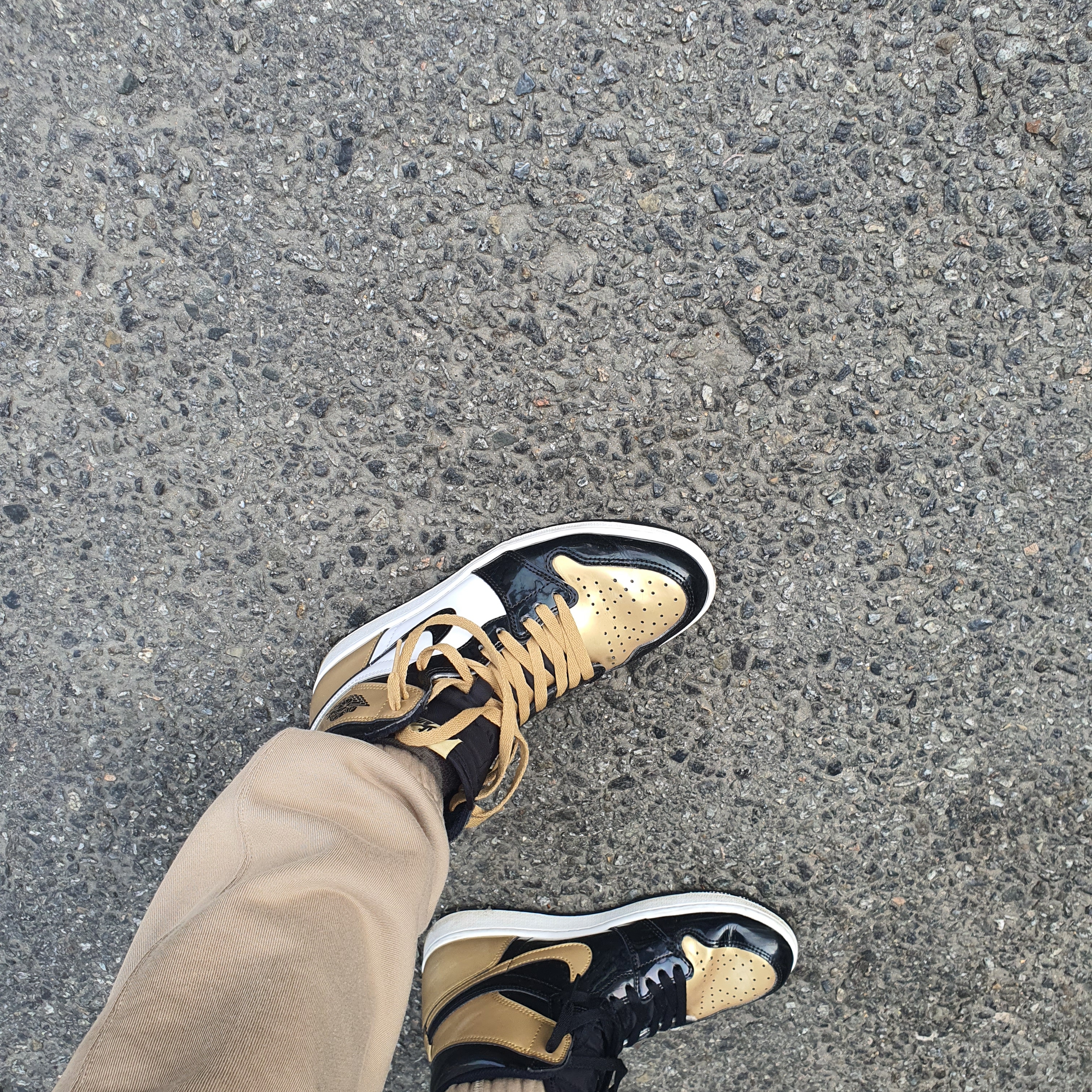 Nike NRG Solo Swoosh Fleece Pants Khaki - Asia, Jordan 1 Retro High NRG Patent Gold Toe 착용 스타일 - 2