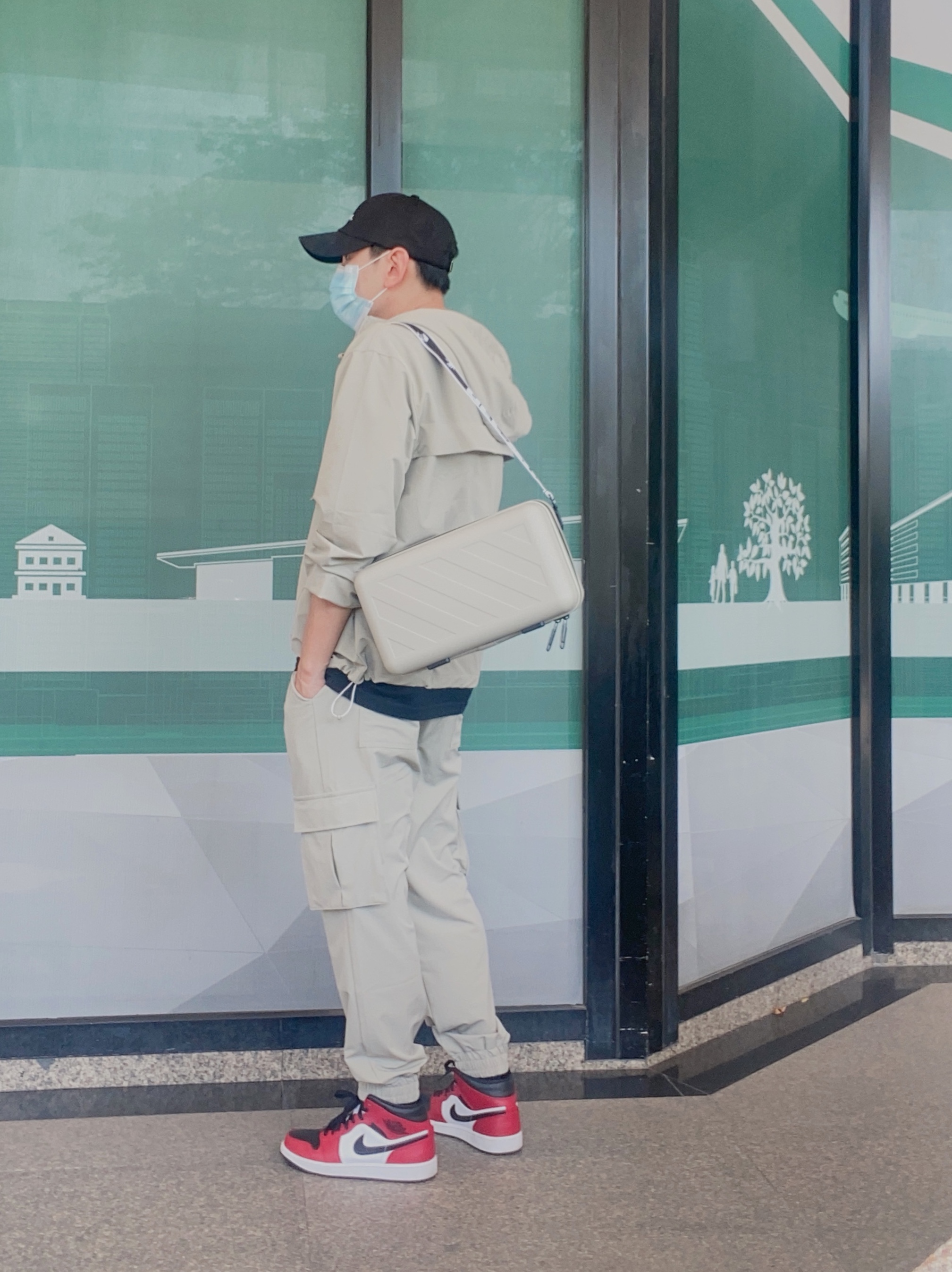Off-White x Amore Pacific Protection Box (Without Cosmetics), Jordan 1 Mid Chicago Black Toe 착용 스타일