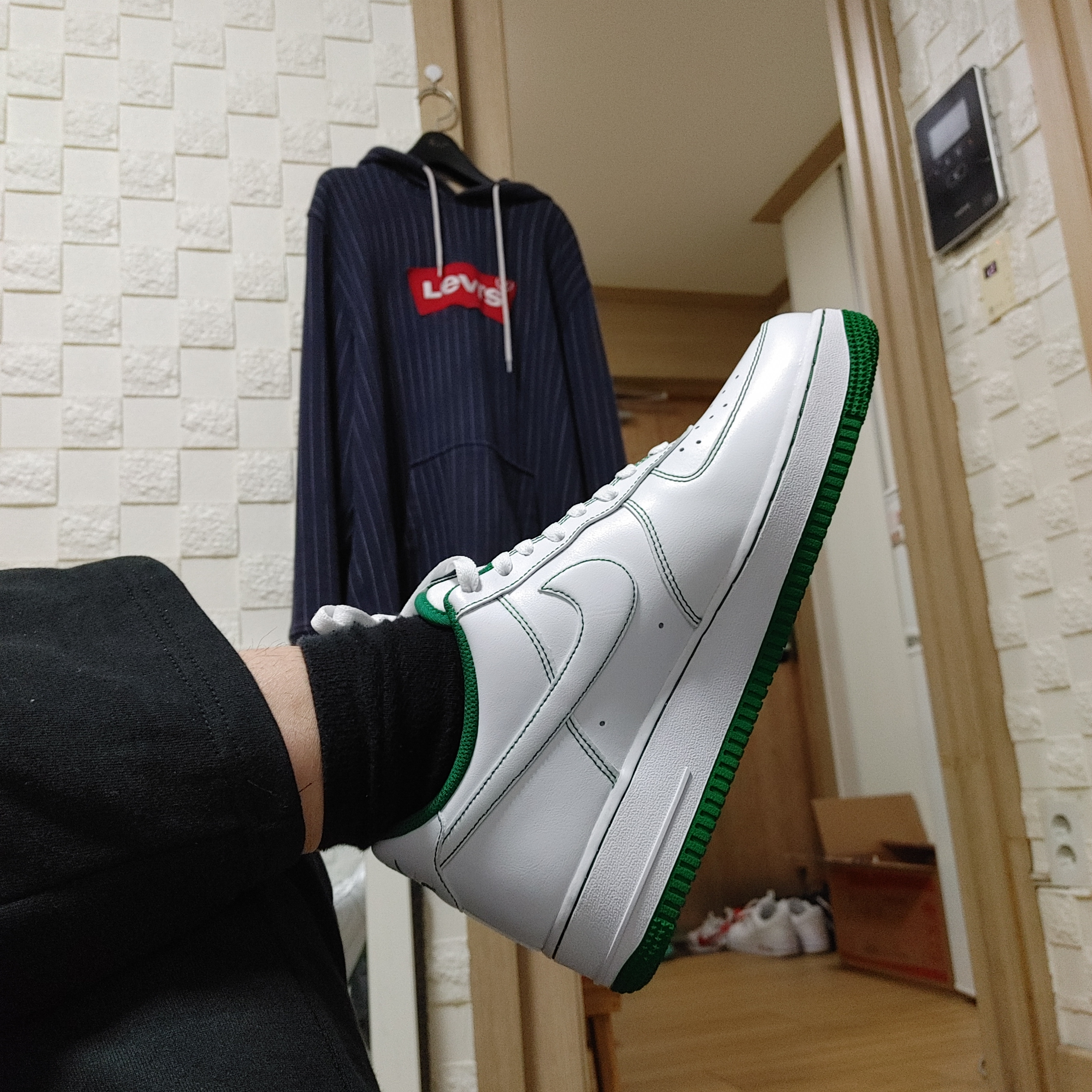 Nike Air Force 1 '07 Stitch Pine Green 착용 스타일 - 1