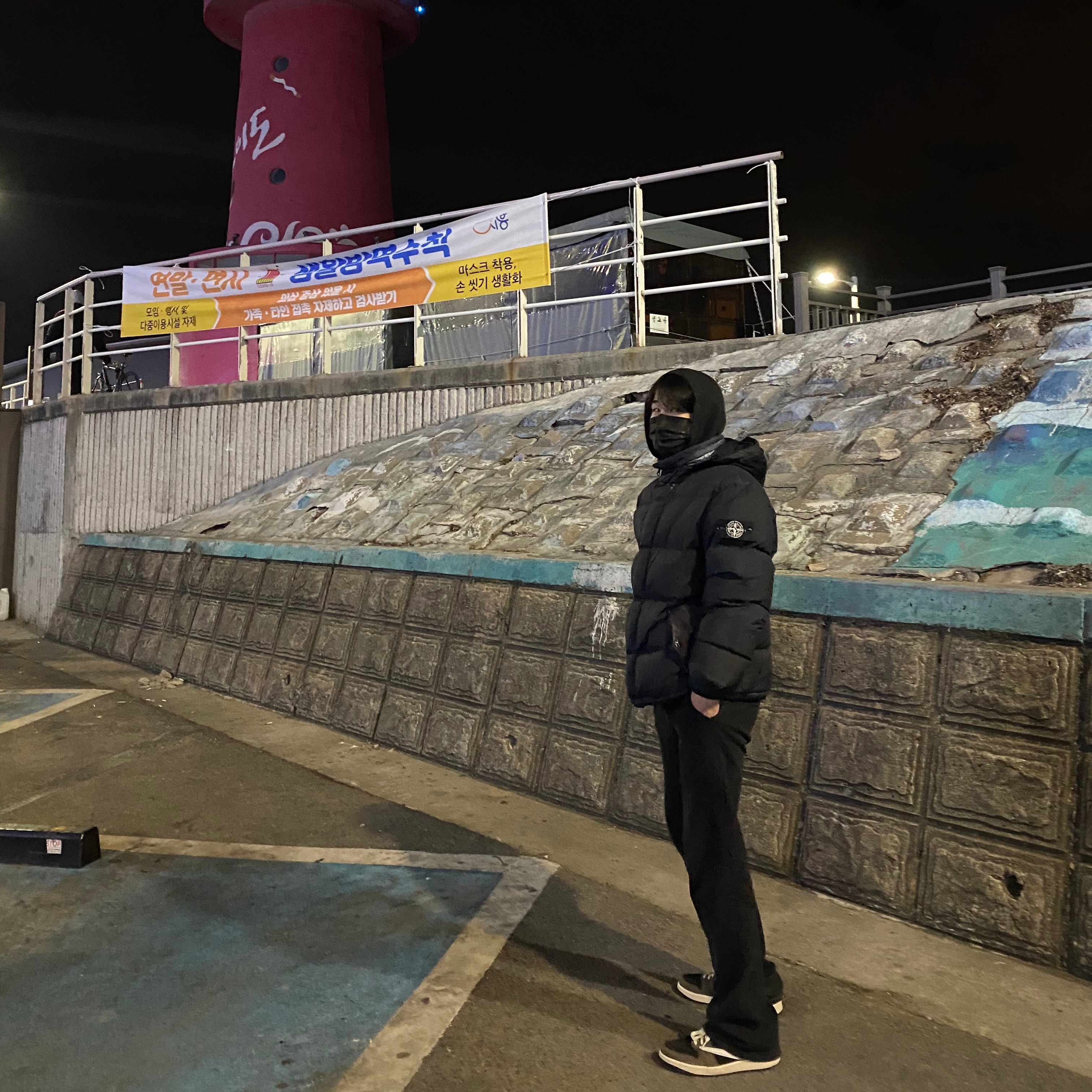Jordan 1 x Travis Scott Retro Low OG SP Mocha, Supreme x Stone Island Painted Camo Crinkle Down Jacket Black - 20FW 착용 스타일