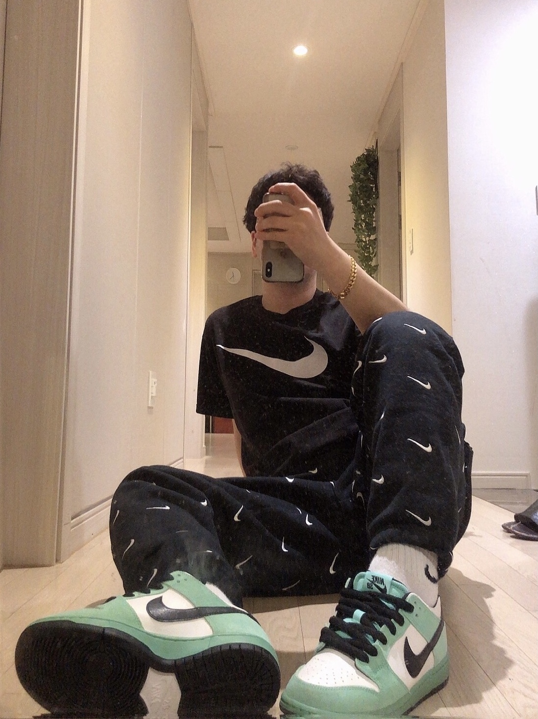 Nike Dunk SB Low Sea Crystal, Nike NRG Swoosh Logo Pants Black 착용 스타일
