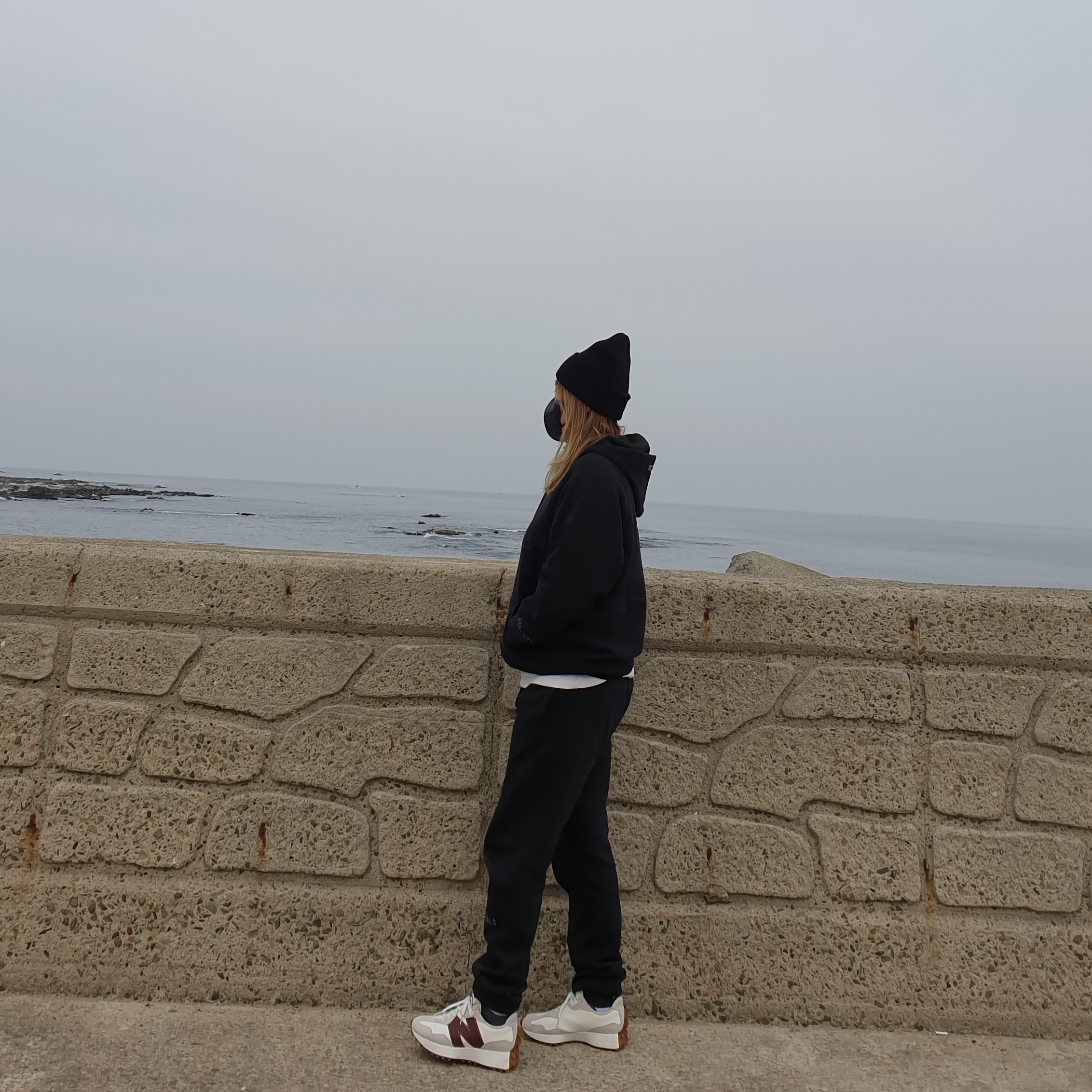 Essentials 3D Silicon Applique Pullover Hoodie Dark Slate/Black 2020, Essentials Sweatpants Dark Slate/Black 2020 착용 스타일