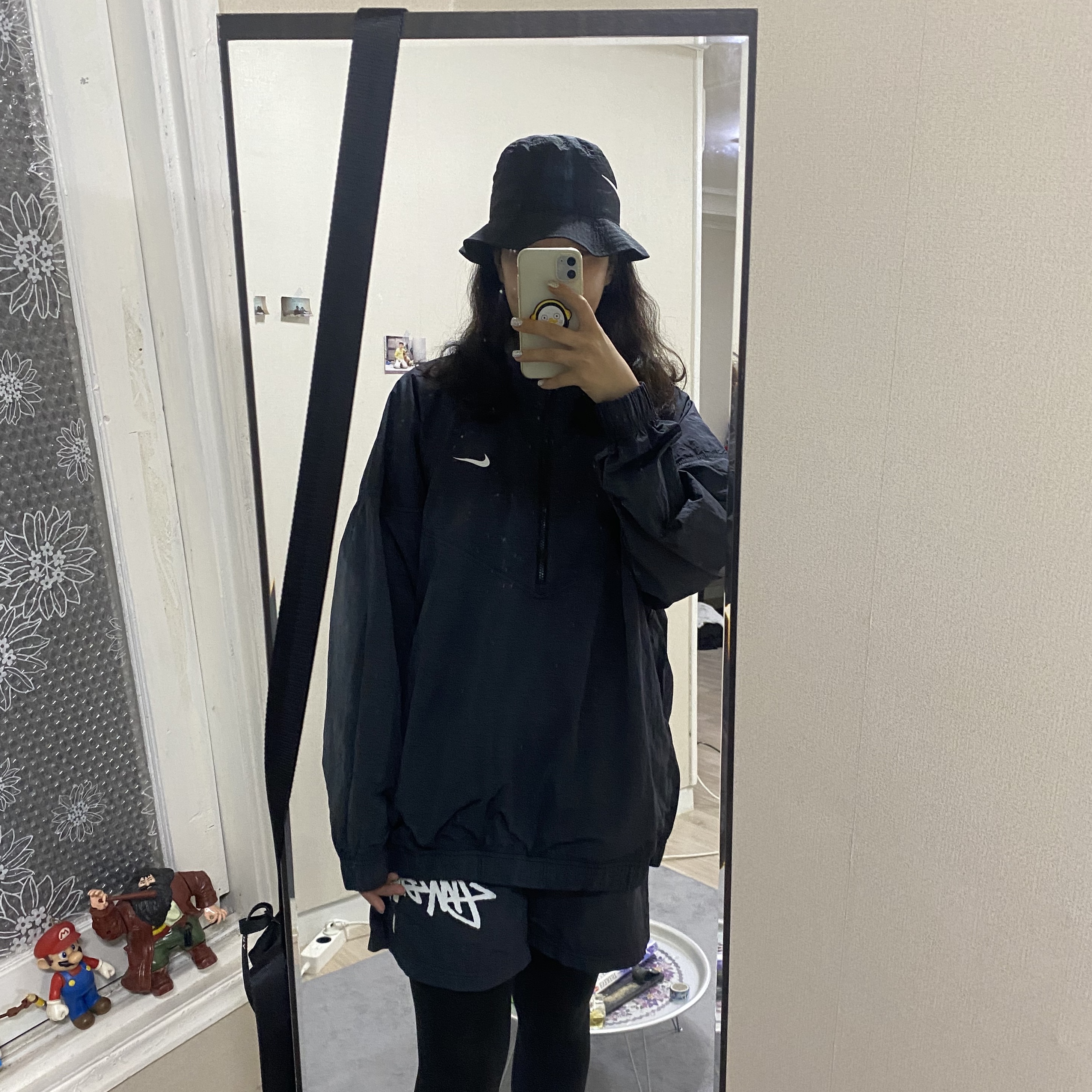 Nike x Stussy Windrunner Jacket Off Noir, Nike x Stussy Water Shorts Off Noir 착용 스타일