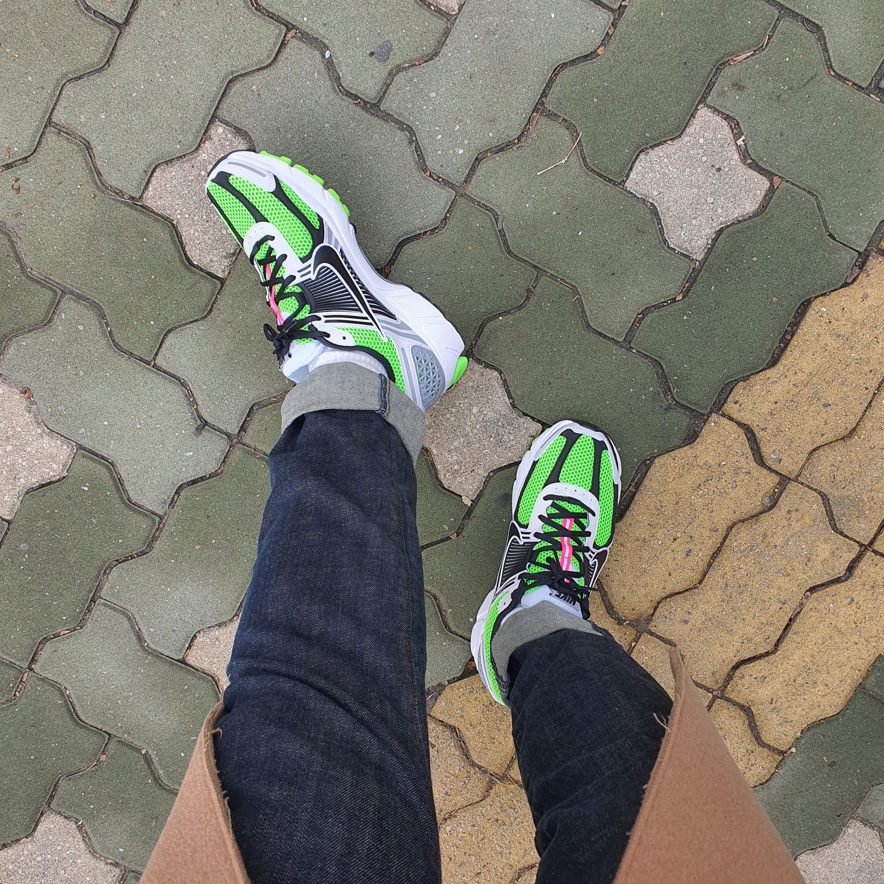 Nike Zoom Vomero 5 Electric Green Black 착용 스타일 - 2