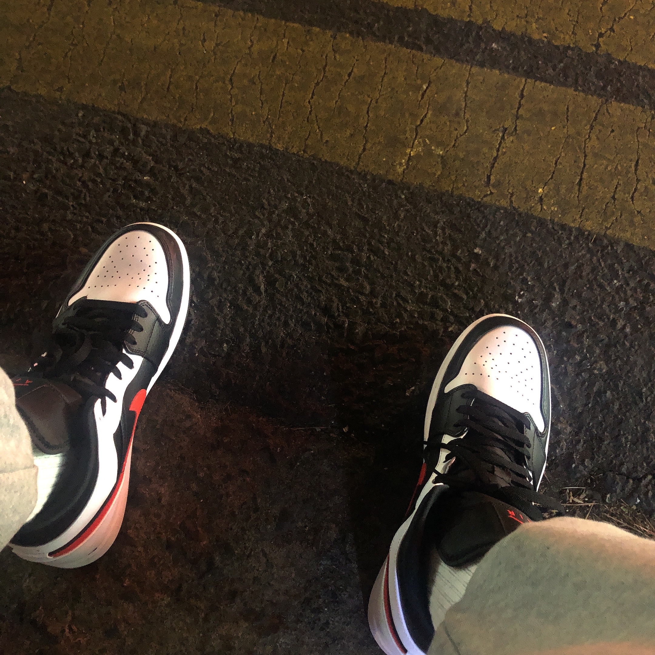 Jordan 1 Mid Black Chile Red 착용 스타일