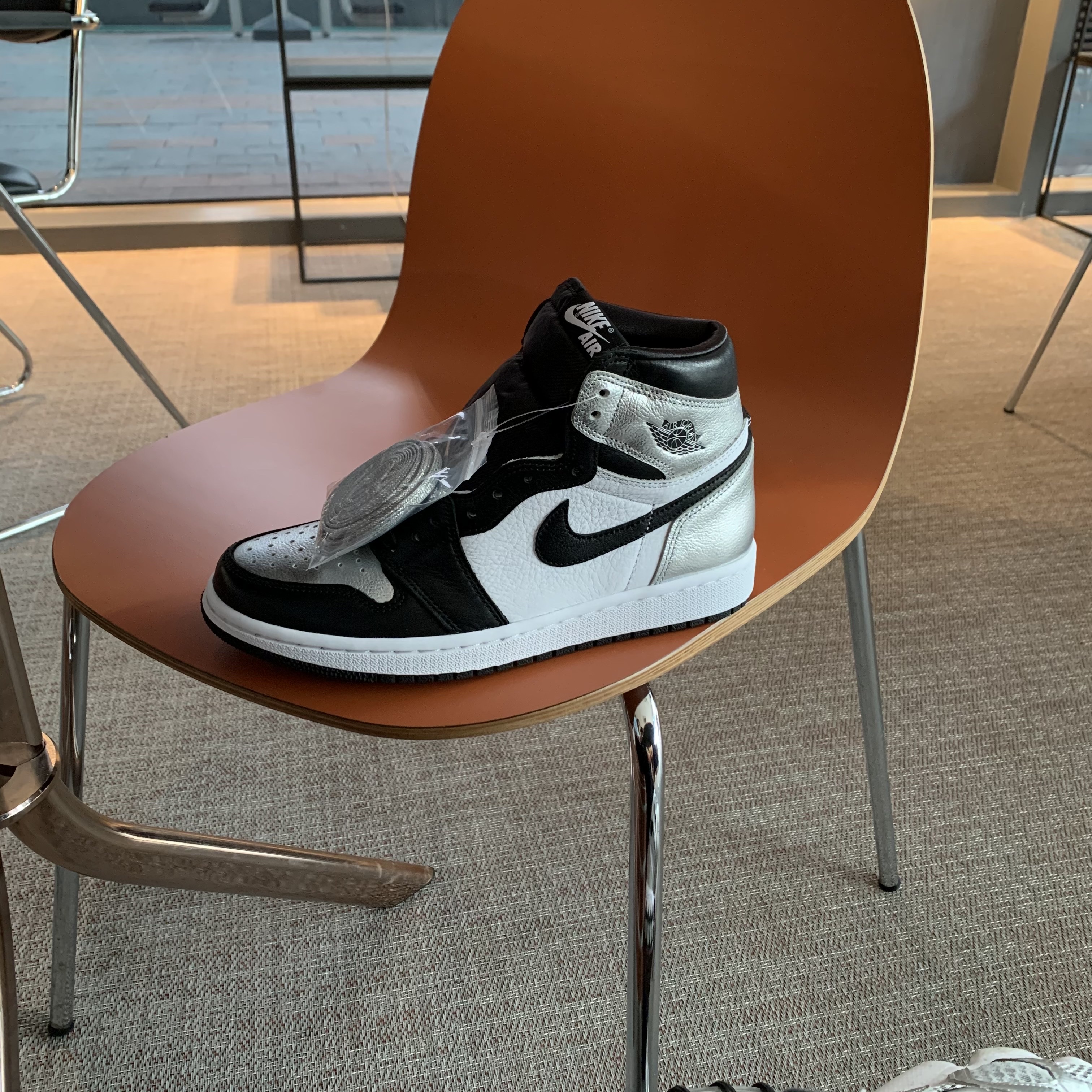 (W) Jordan 1 Retro High OG Silver Toe 착용 스타일