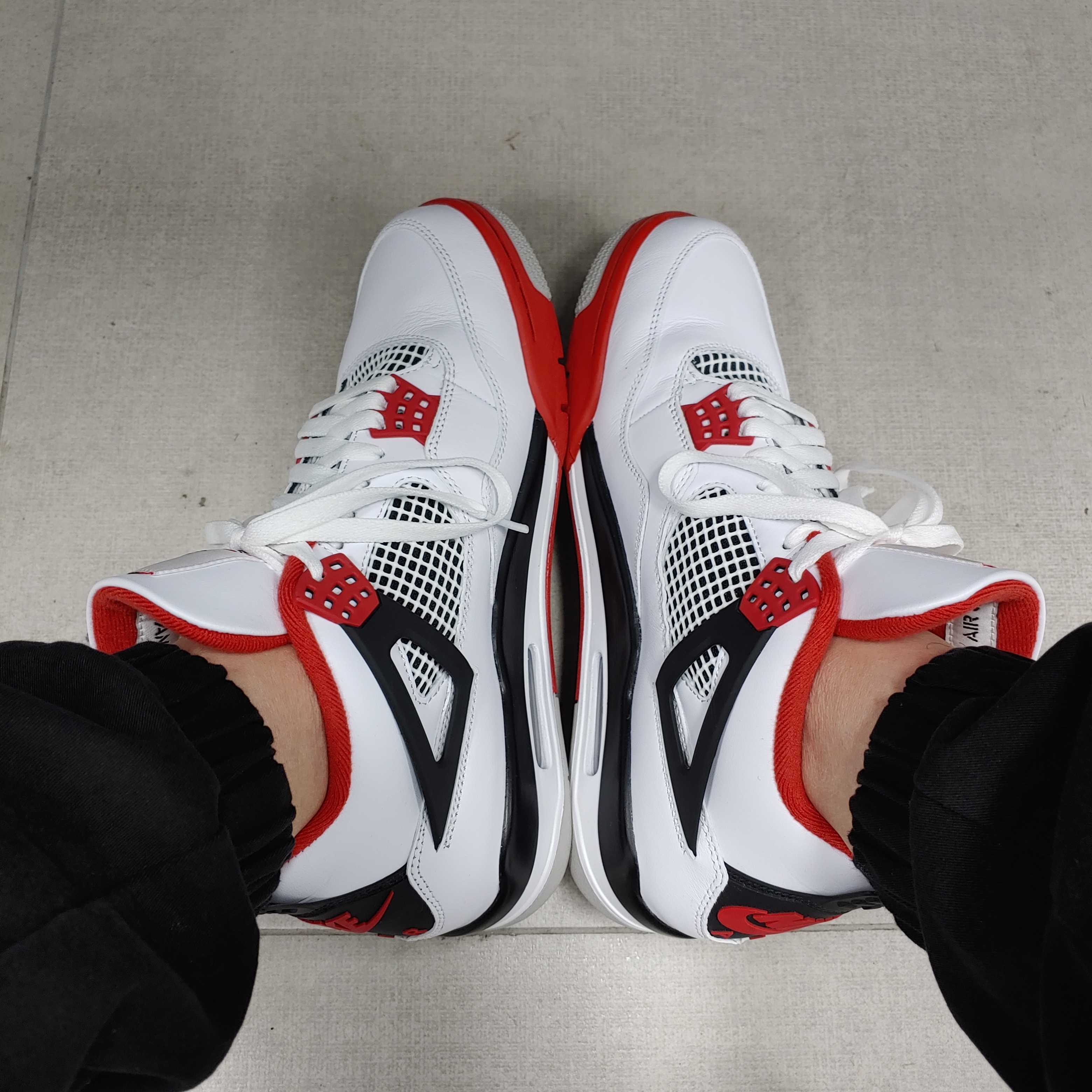 Jordan 4 Retro OG Fire Red 2020 착용 스타일 - 1