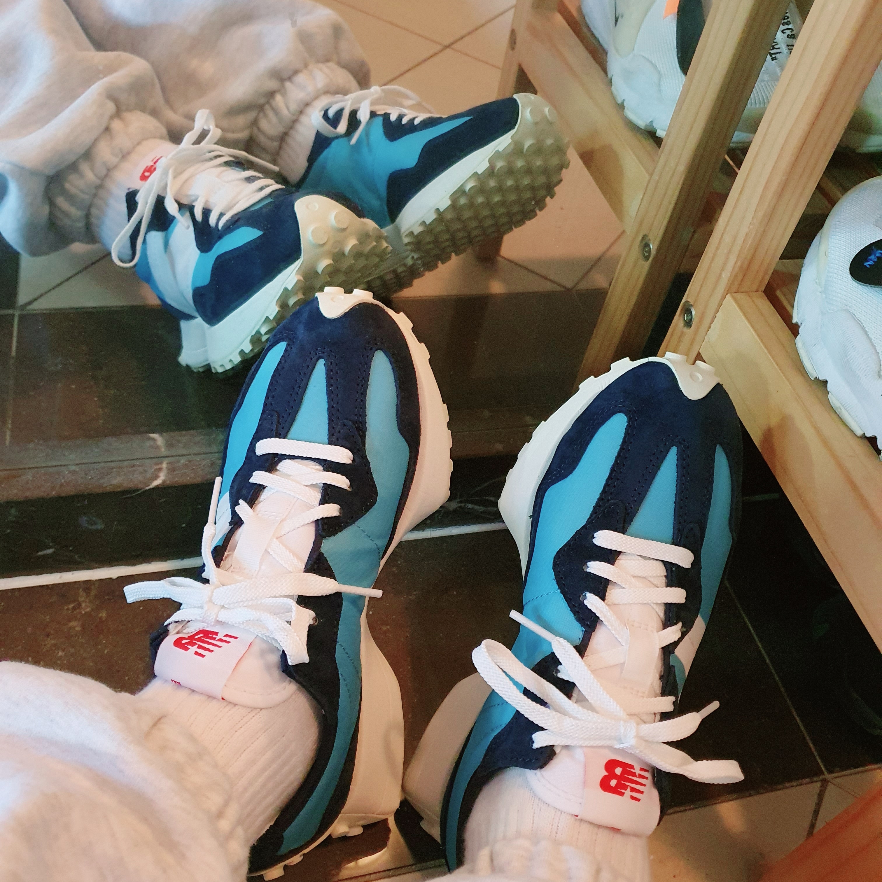 (W) New Balance 327 Wax Blue 착용 스타일 - 3