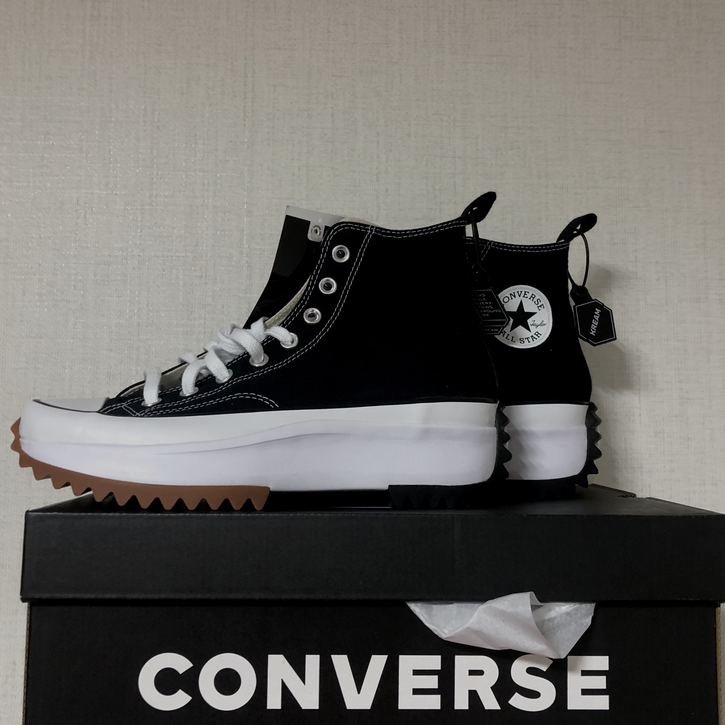 Converse Run Star Hike Hi Black White Gum 착용 스타일
