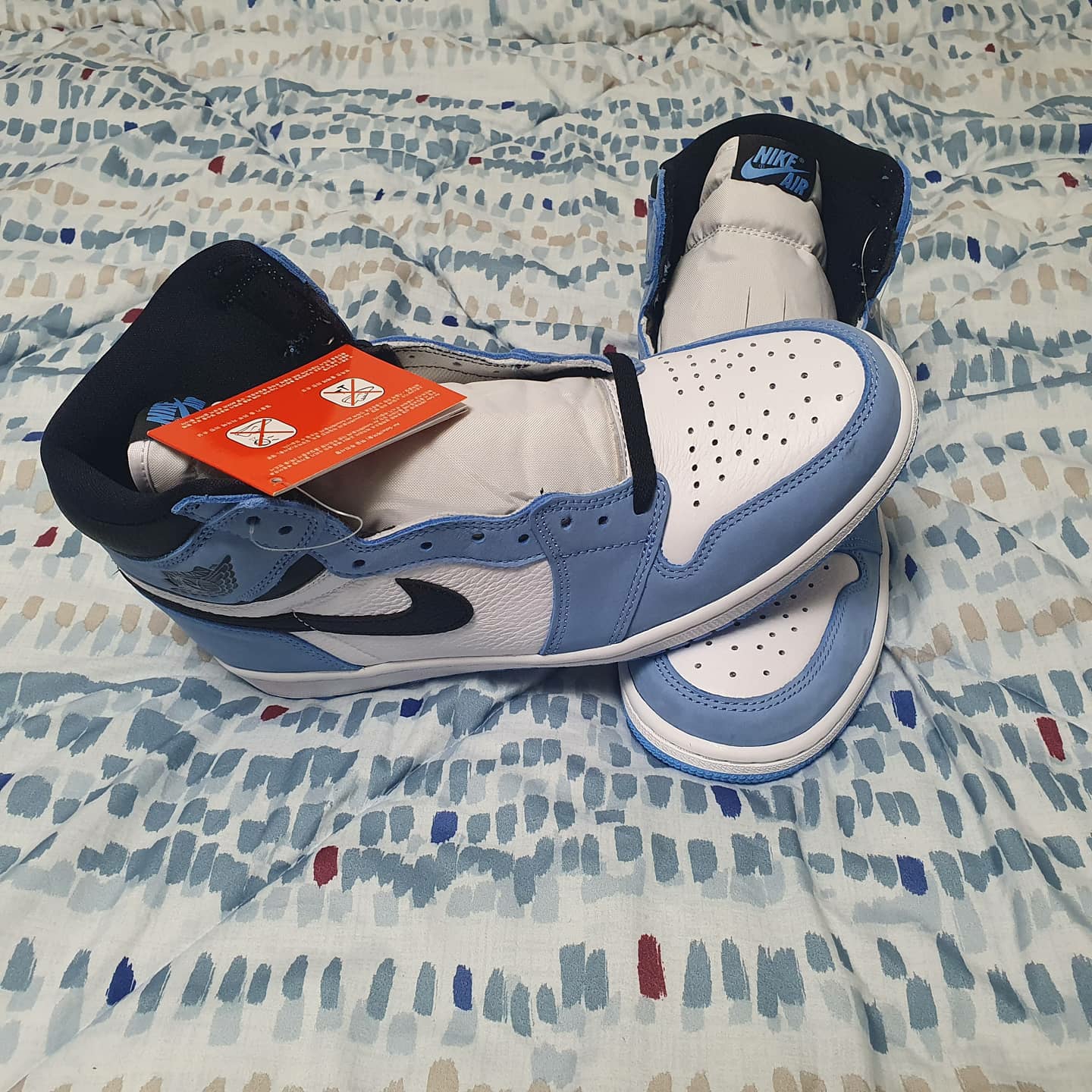 Jordan 1 Retro High OG University Blue 착용 스타일 - 3