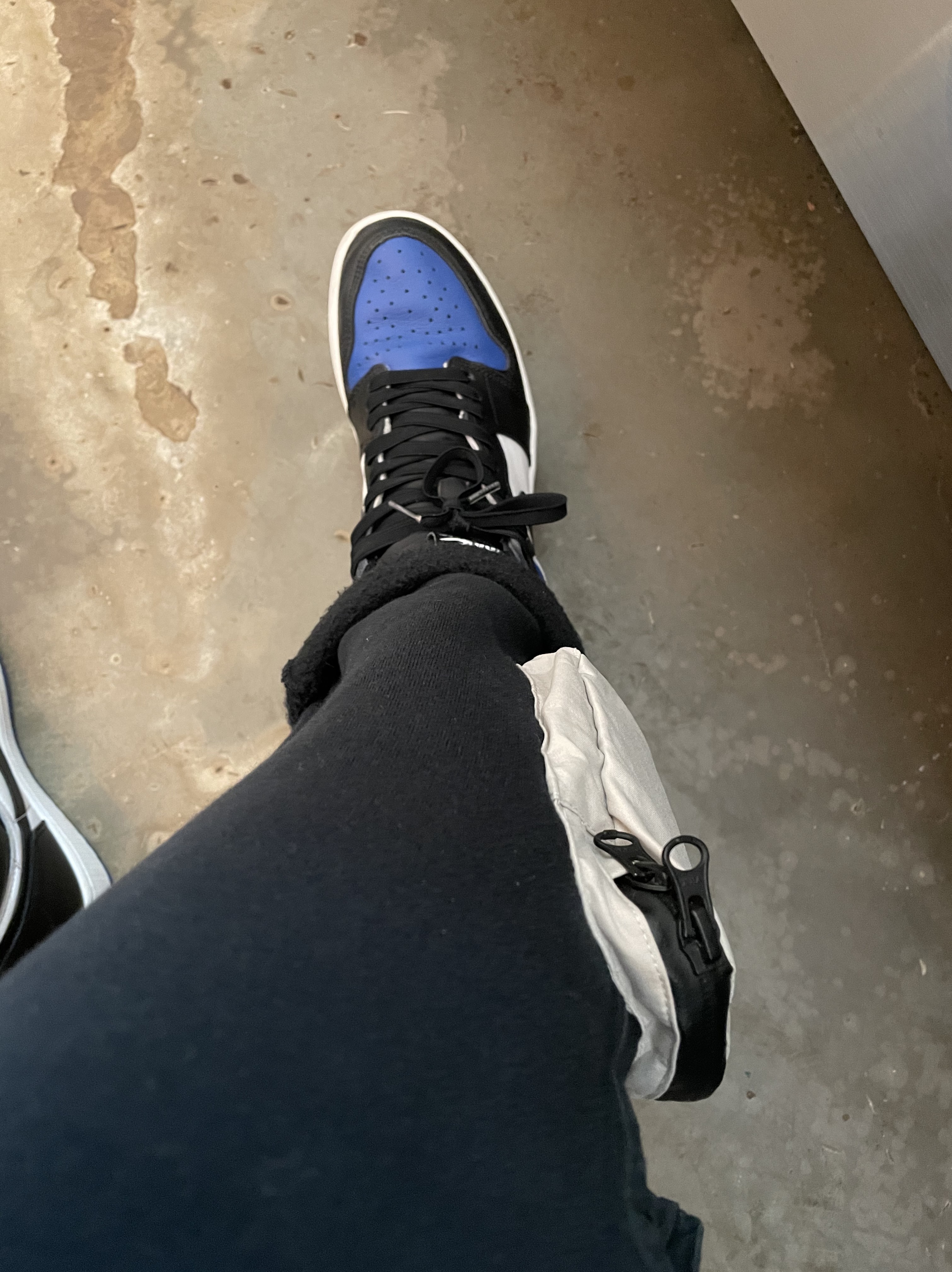 Jordan 1 Retro High OG Royal Toe, Nike x Travis Scott NRG AG Utility Sweatpants Black 착용 스타일
