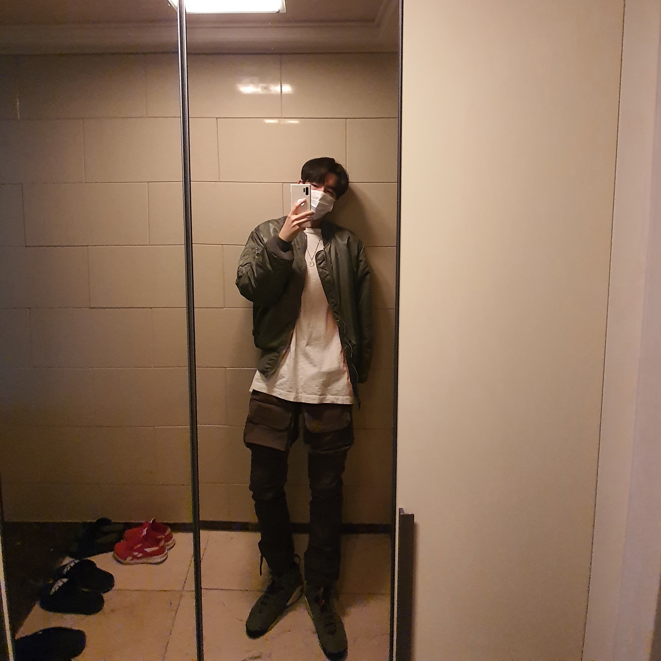 Jordan 6 x Travis Scott Retro Olive 착용 스타일 - 1