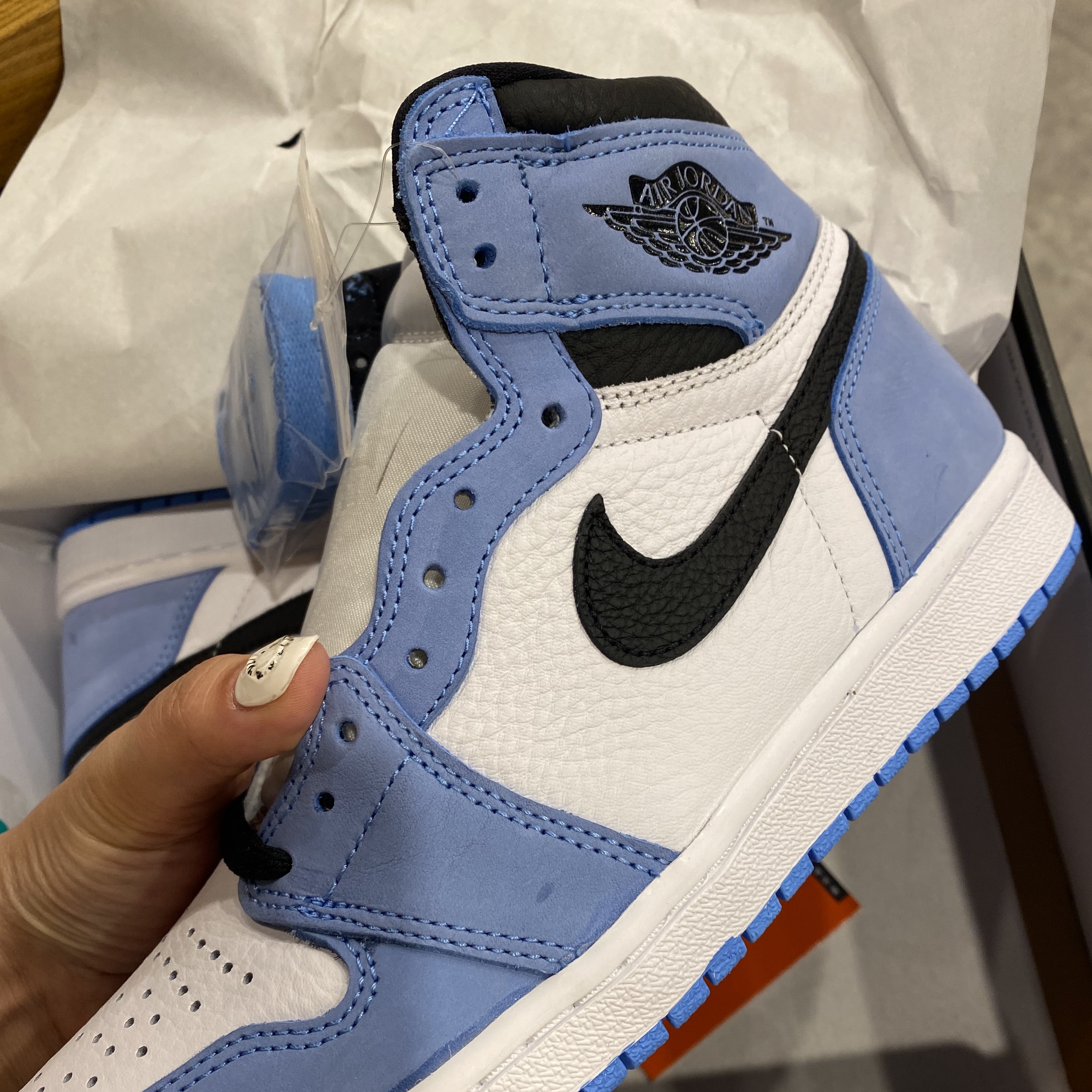 Jordan 1 Retro High OG University Blue 착용 스타일 - 2