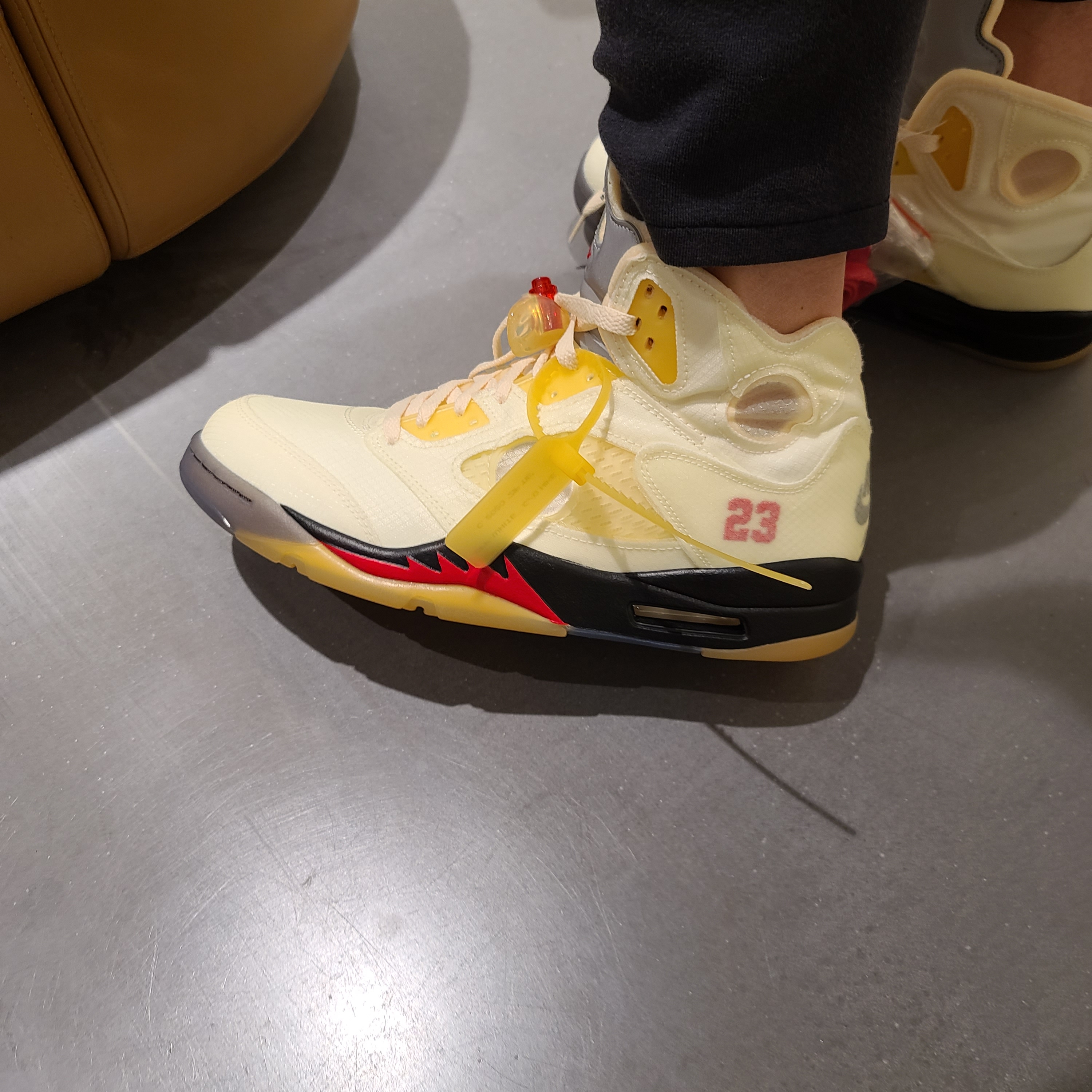 Jordan 5 x Off-White Retro SP Sail Fire Red 착용 스타일