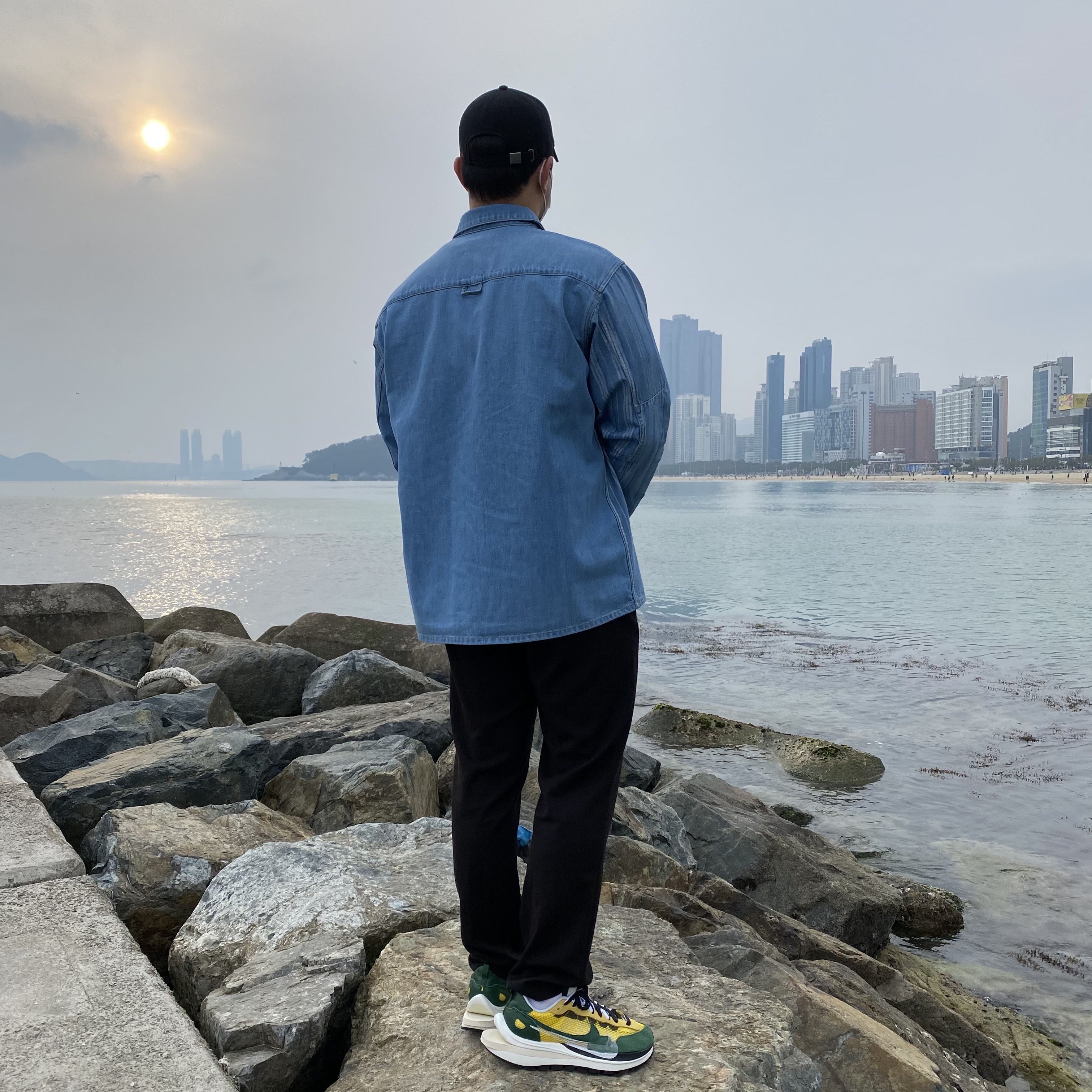 Nike x Sacai VaporWaffle Tour Yellow & Gorge Green Sail 착용 스타일